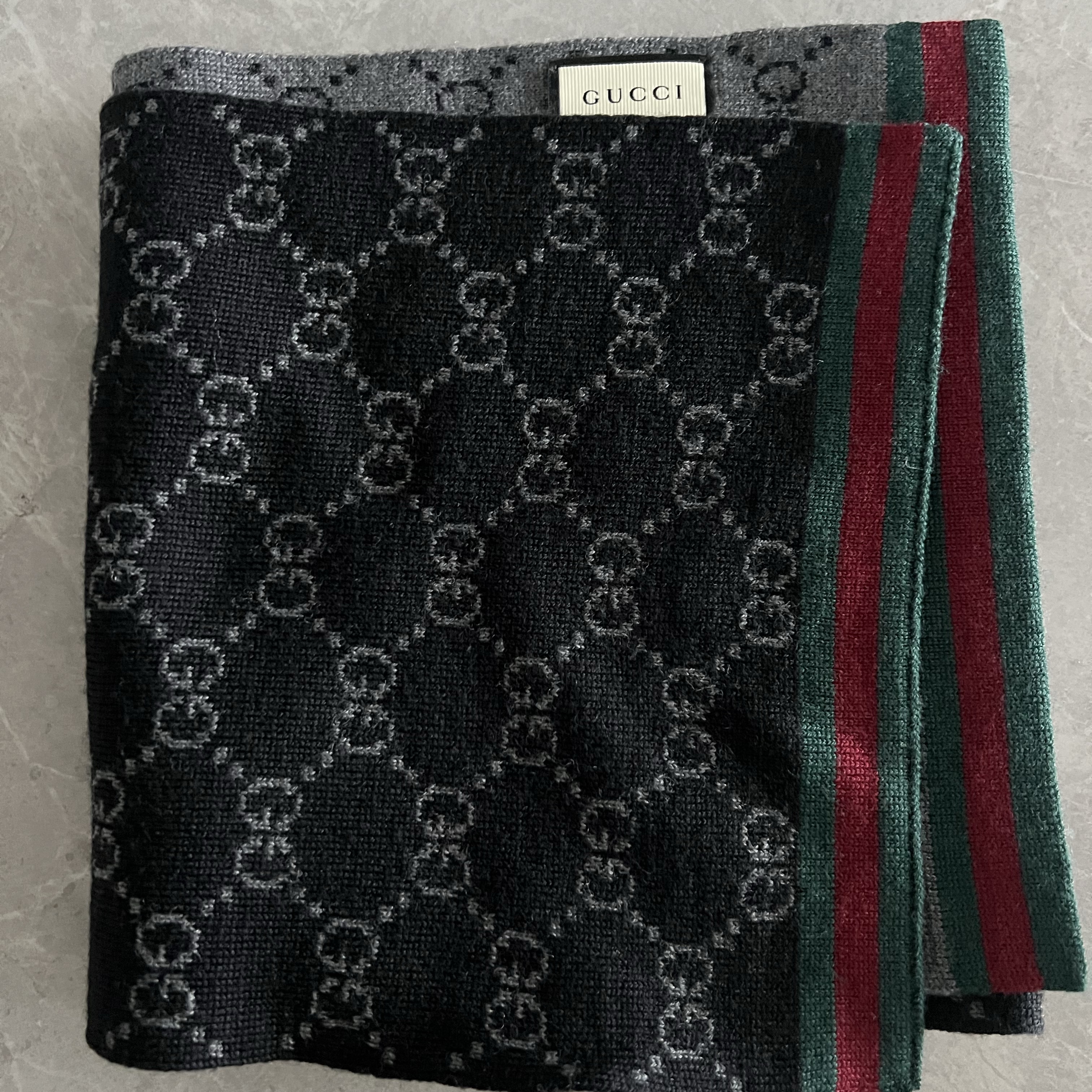 Gucci GG Two-Tone Wool Muffler Black 착용 스타일