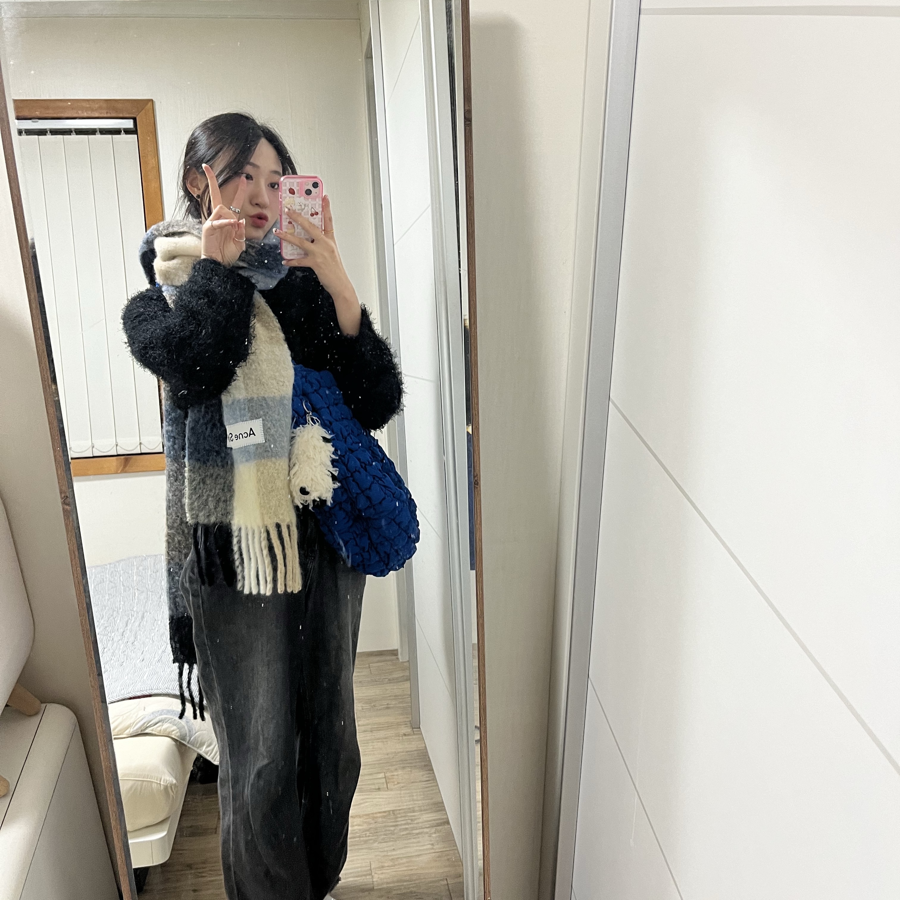 COS Quilted Oversized Shoulder Bag Blue 착용 스타일 - 2