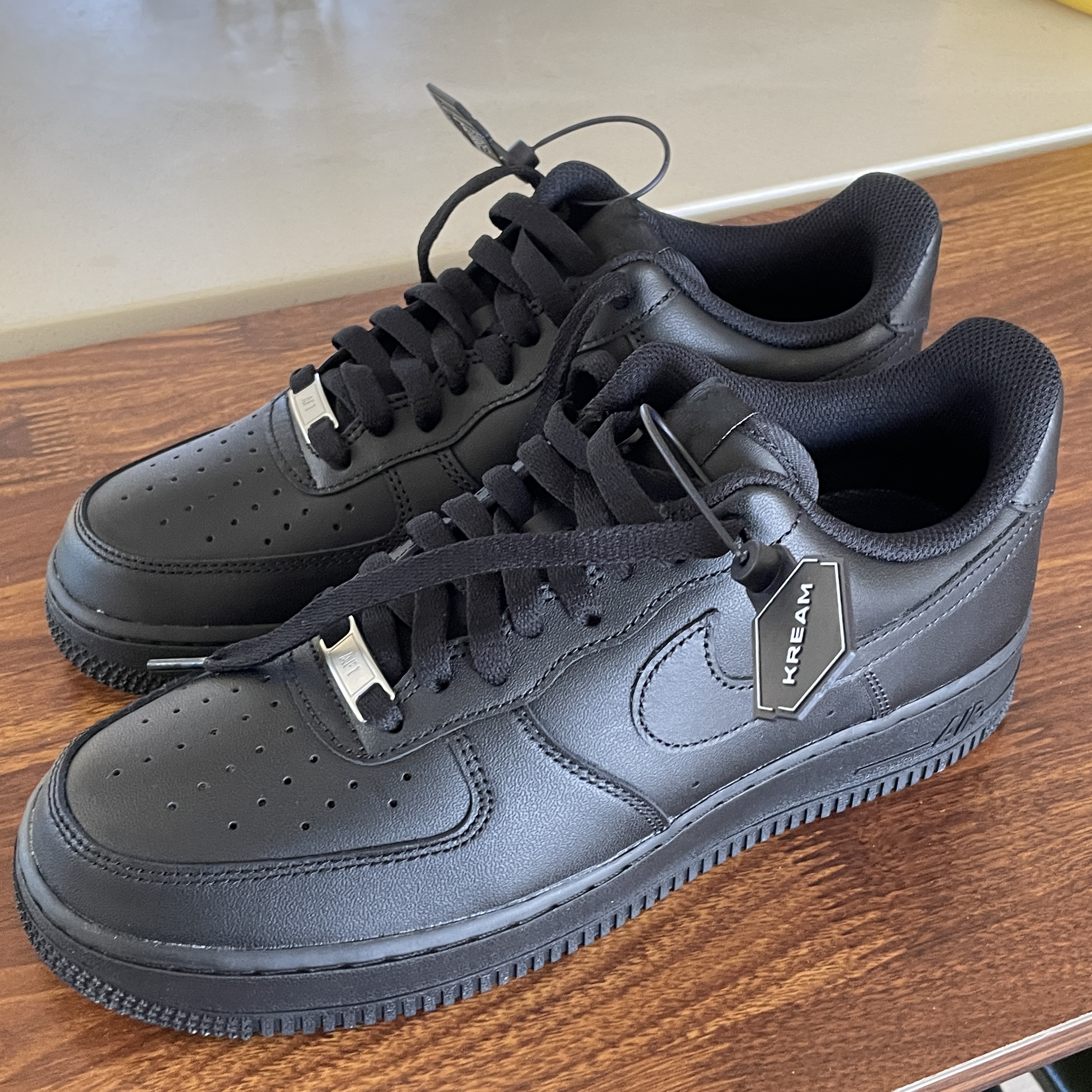 Nike Air Force 1 '07 Low Triple Black 착용 스타일