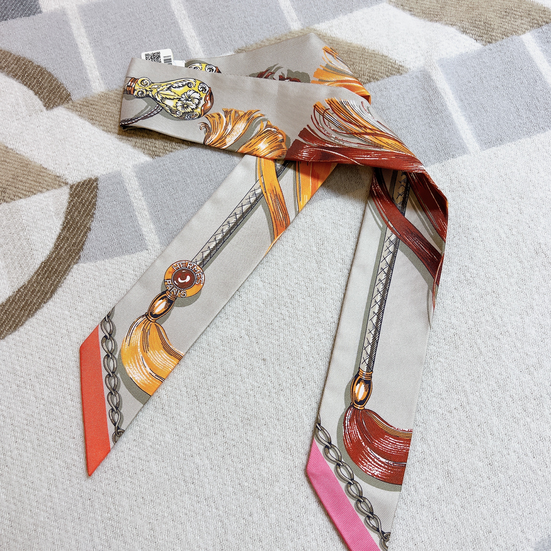 (W) Hermes Cavalcades Twilly Gris Perle Orange Acajou 착용 스타일 - 3
