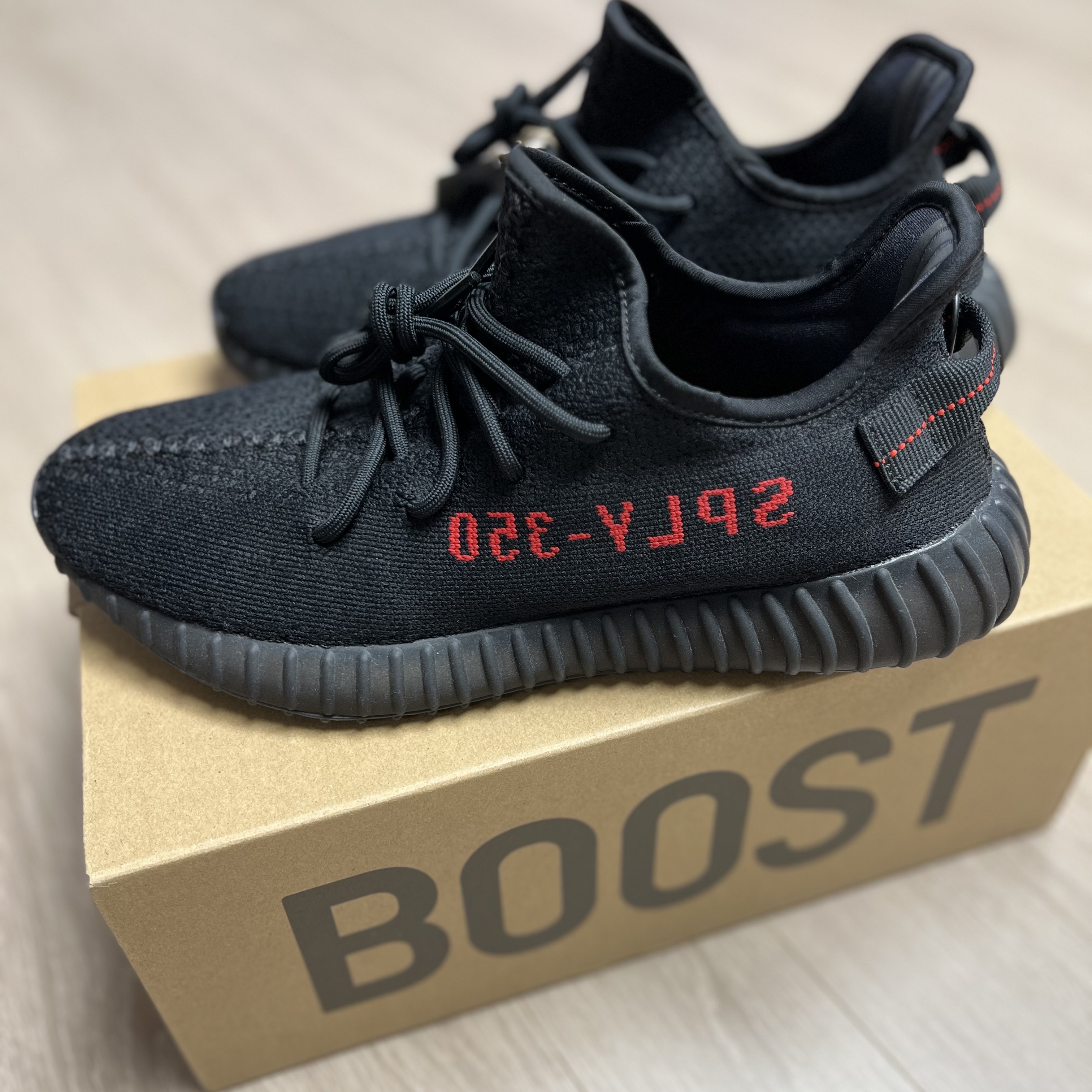 Adidas Yeezy Boost 350 V2 Black Red 2020 착용 스타일 - 1