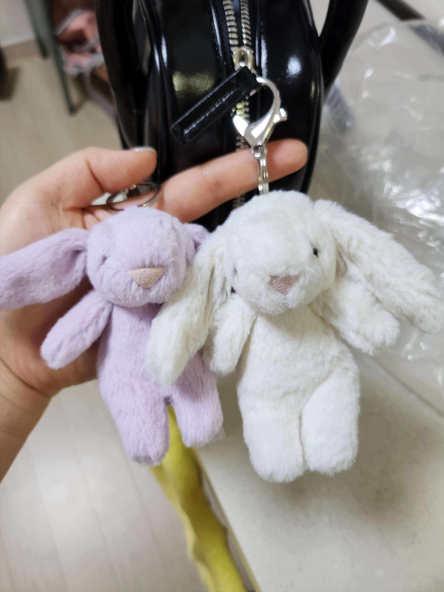Jellycat Bashful Bunny Bag Charm Lavender, Jellycat Bashful Bunny Bag Charm Cream 착용 스타일 - 3