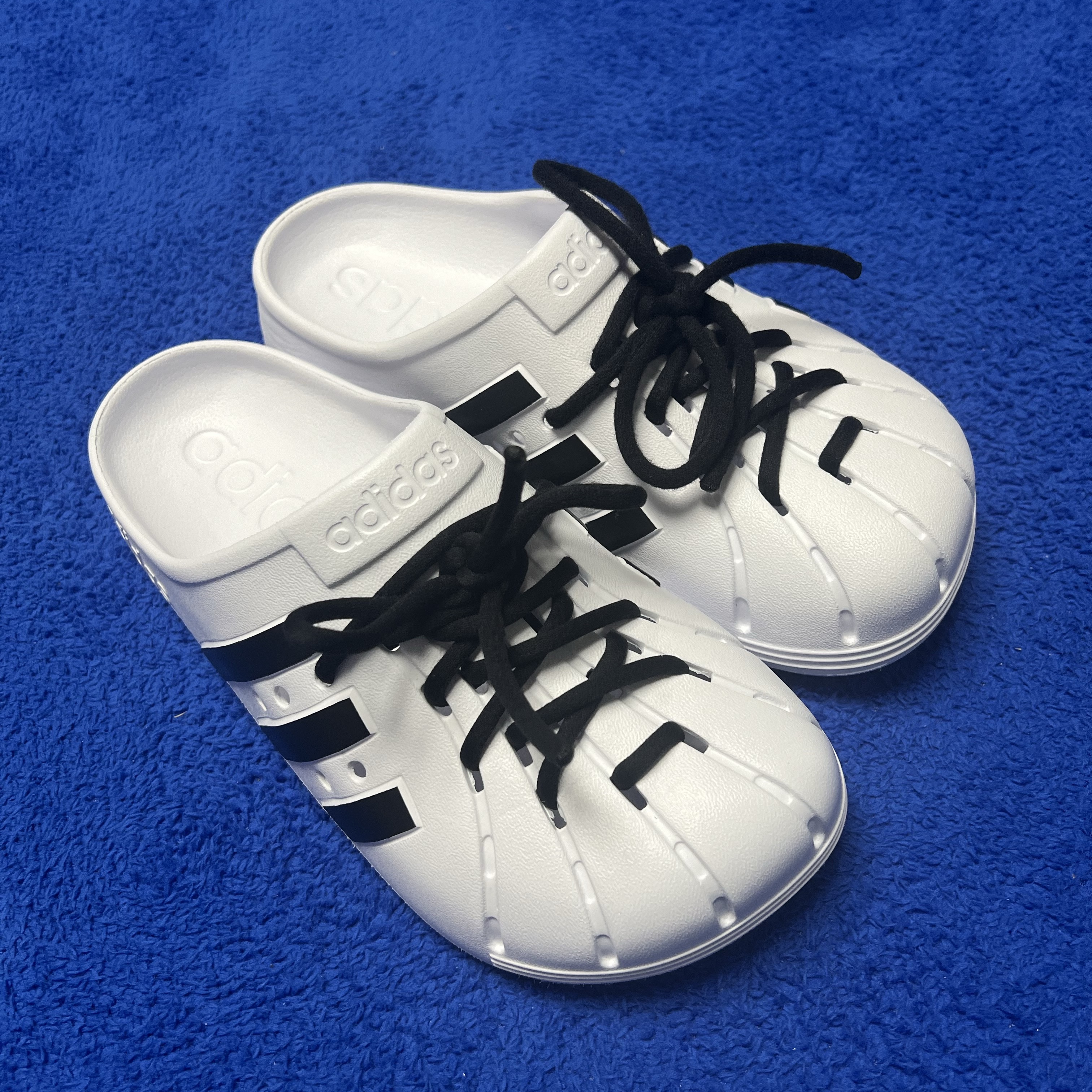 Adidas Adilette Clog White Black 착용 스타일 - 1
