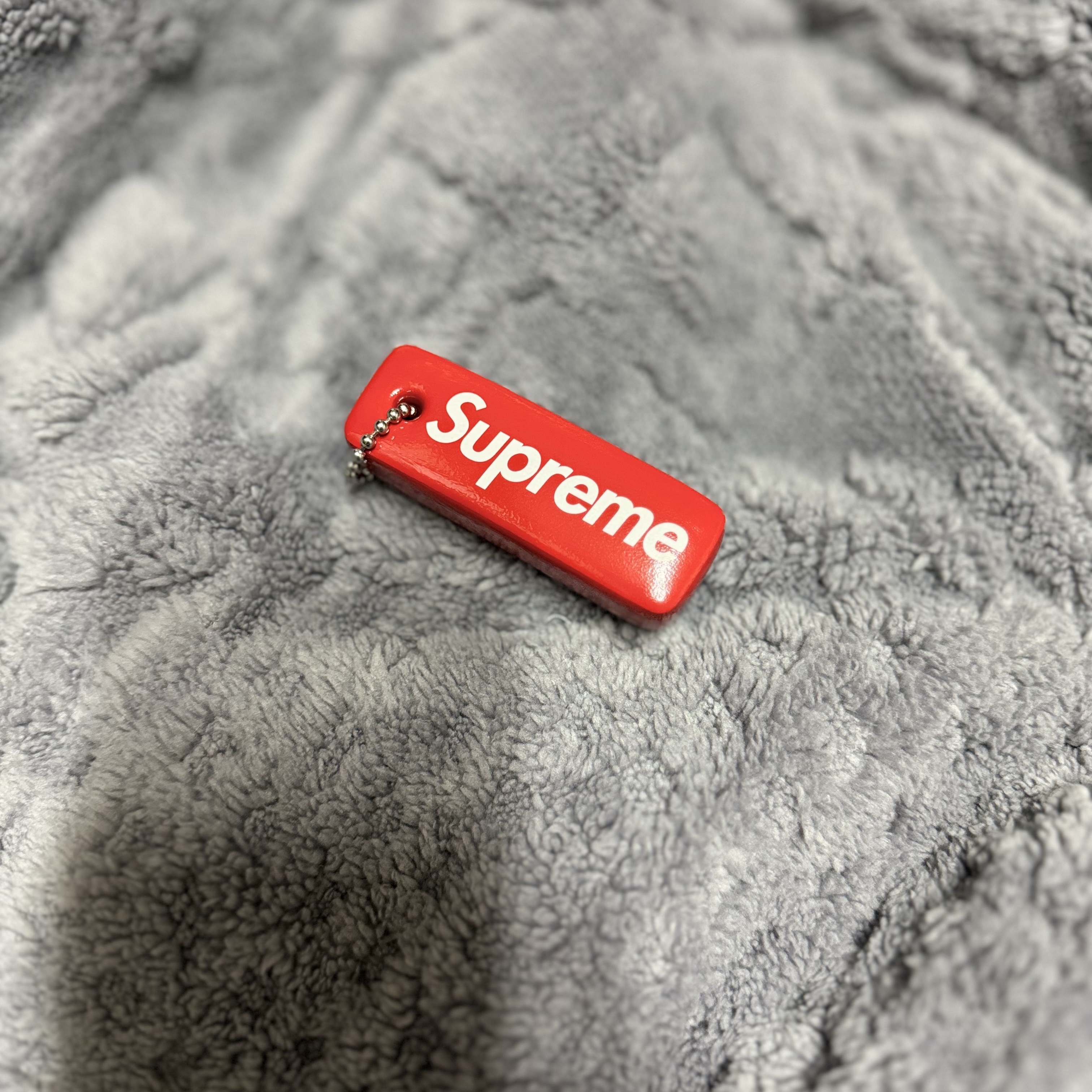 Supreme Floating Keychain Red - 23FW 착용 스타일