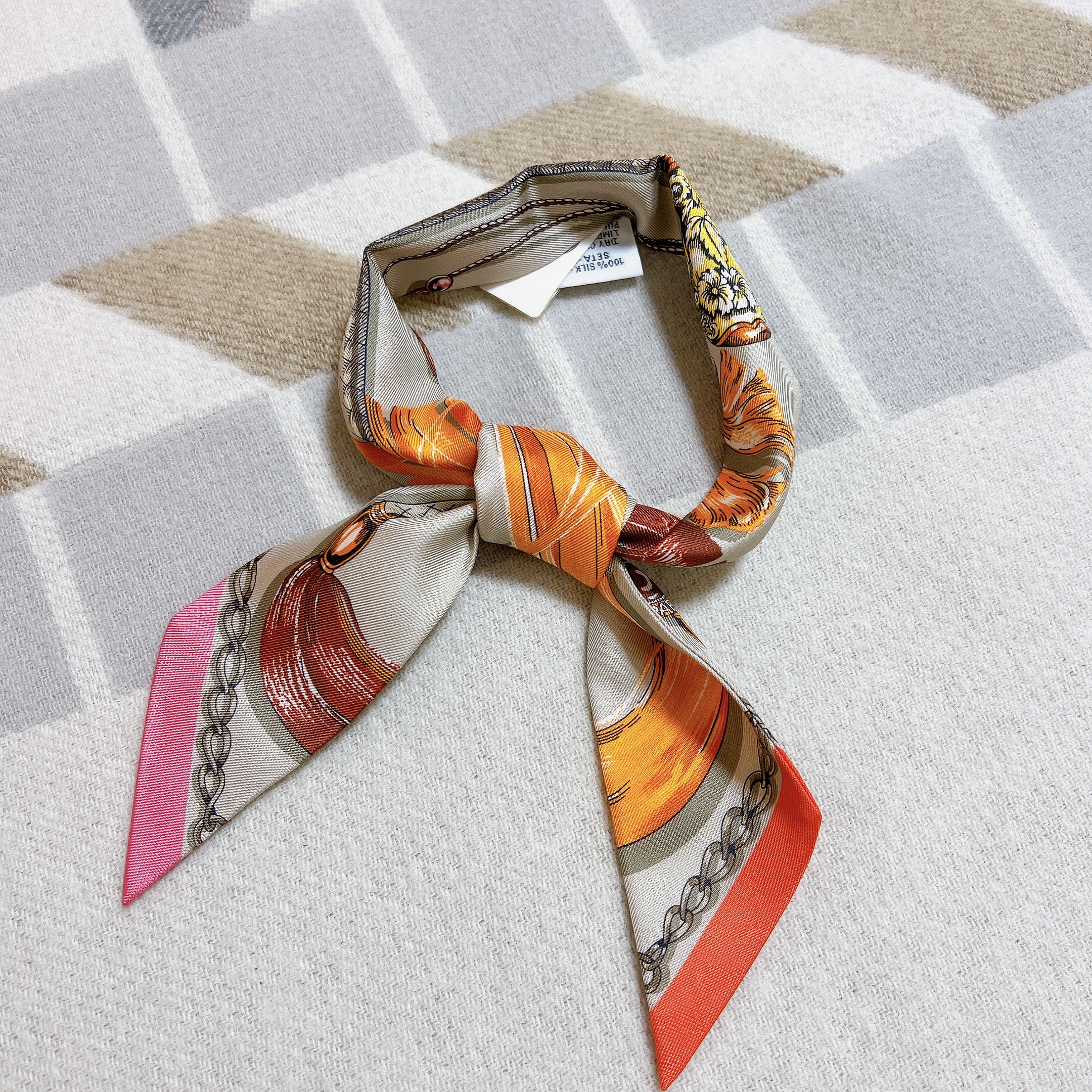 (W) Hermes Cavalcades Twilly Gris Perle Orange Acajou 착용 스타일 - 1