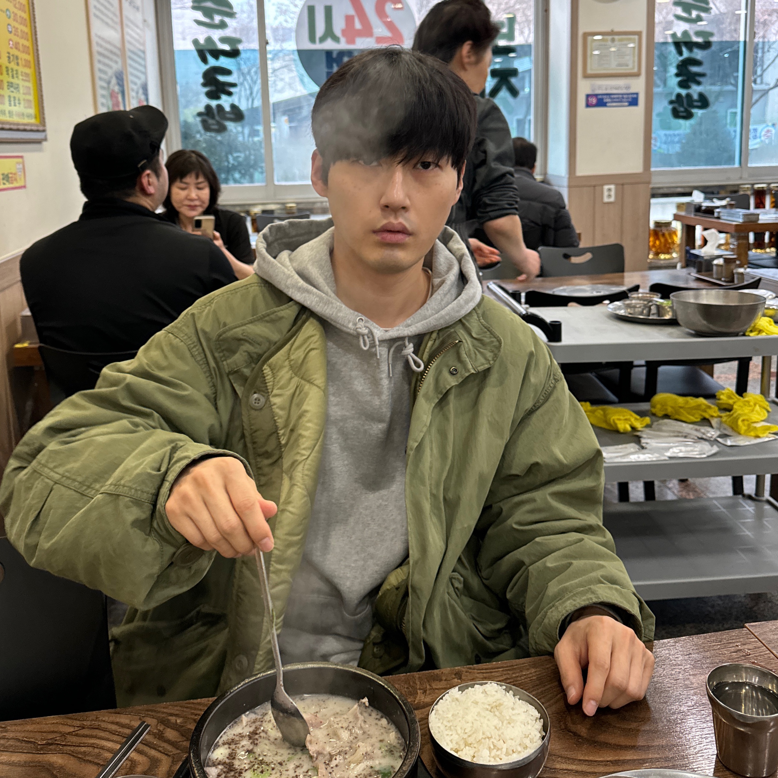Nike NSW Club Fleece Pullover Hoodie Dark Grey Heather - Asia, Palace x Adidas EQT T-Shirt Off White - 22FW 착용 스타일