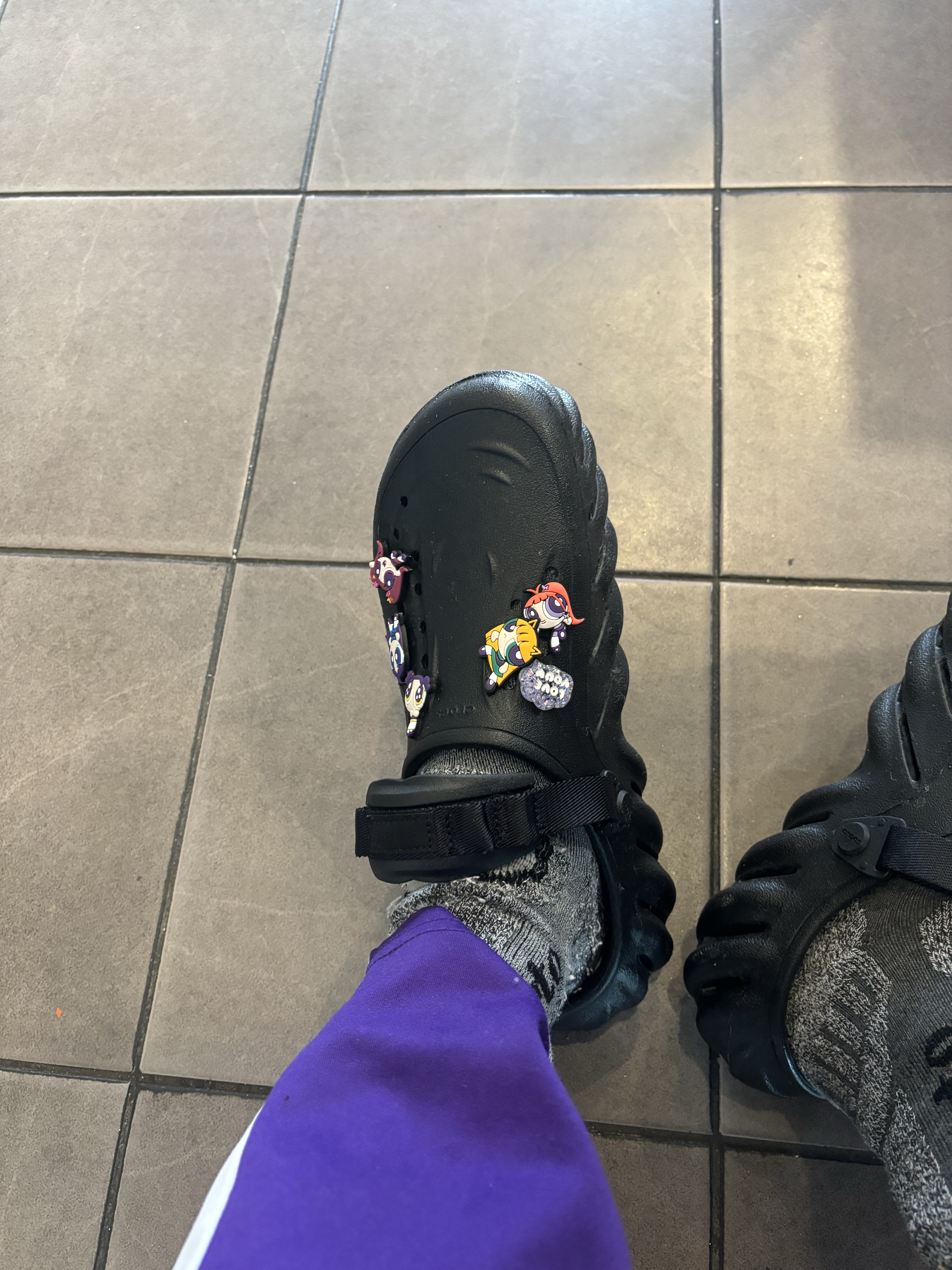 Crocs Echo Clog Black 착용 스타일 - 1