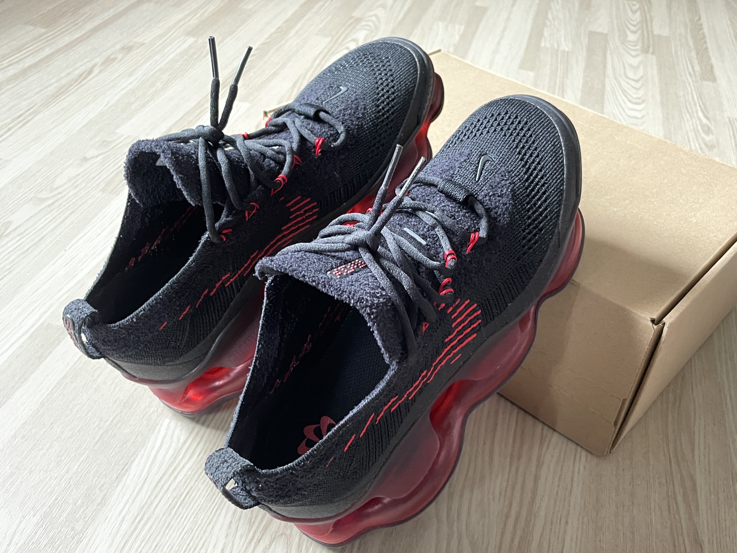 Nike Air Max Scorpion Flyknit Black and University Red 착용 스타일 - 3