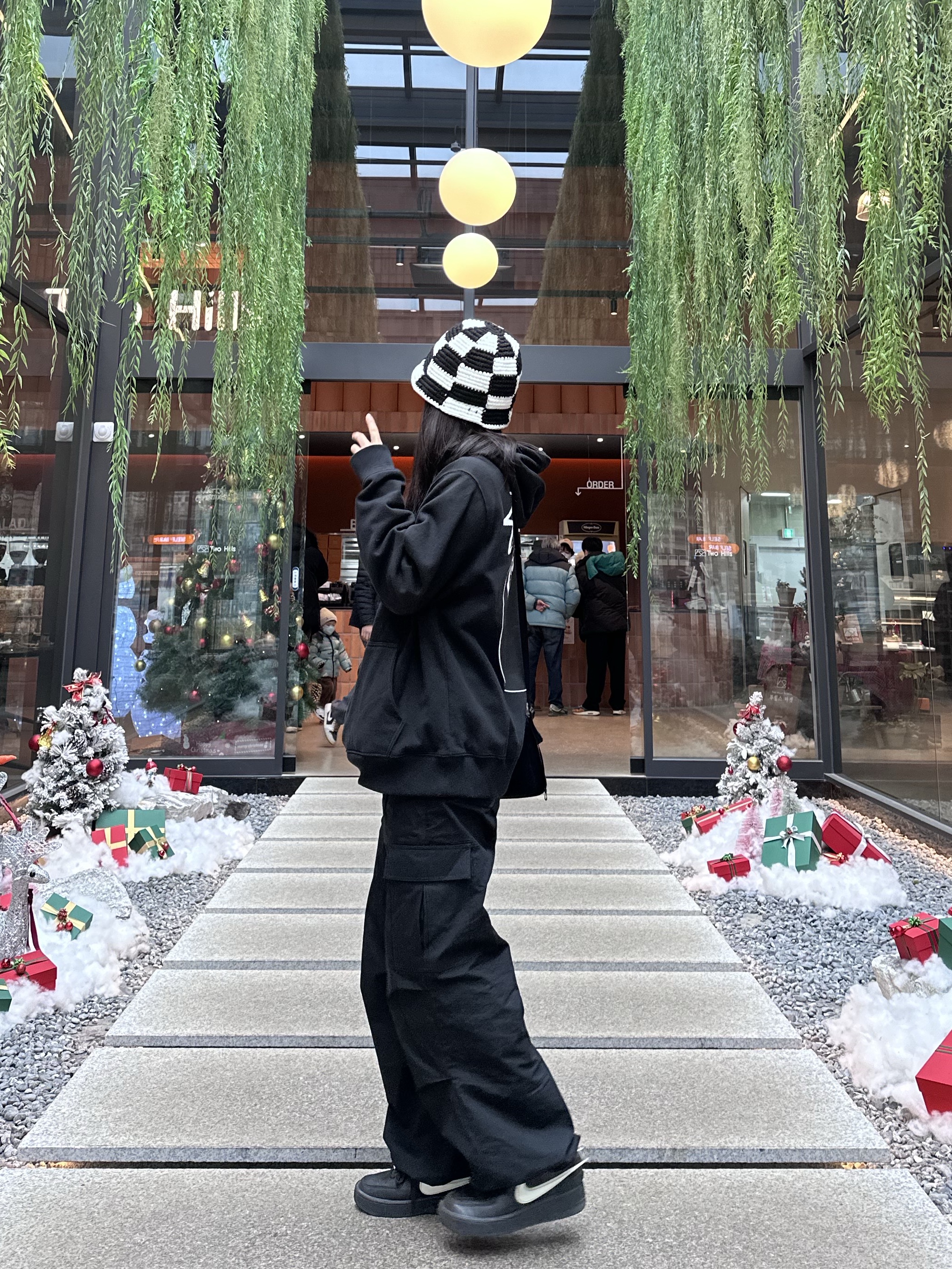 Stussy 8 Ball Hoodie Black - 21FW, Nike x Ambush Air Force 1 Low SP Black 착용 스타일 - 1