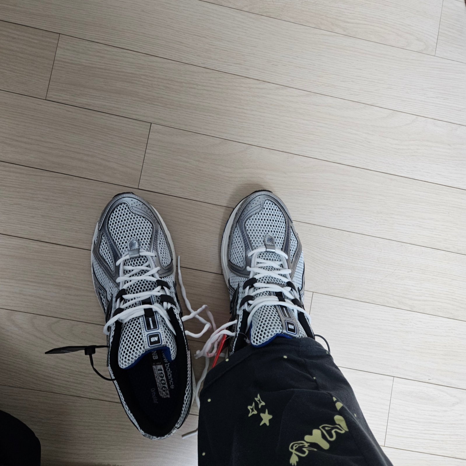 New Balance 1906R Silver Metallic 착용 스타일