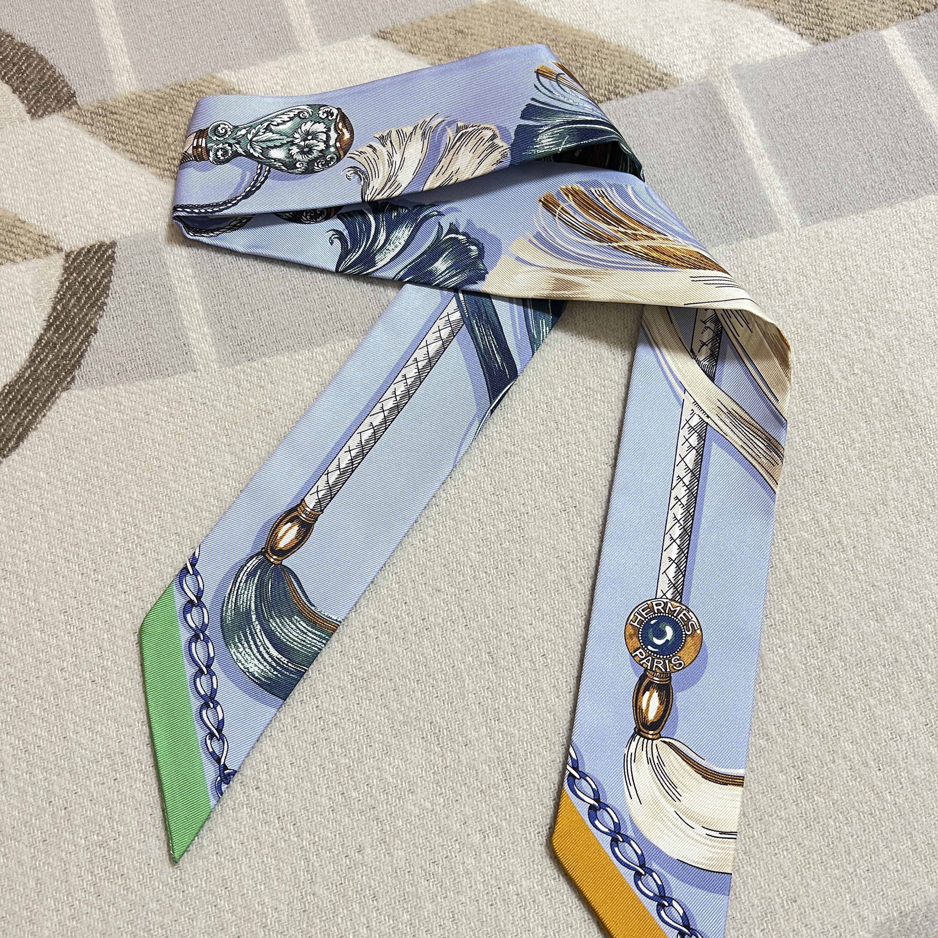 (W) Hermes Cavalcades Twilly Bleu Ciel Creme Vert 착용 스타일 - 3