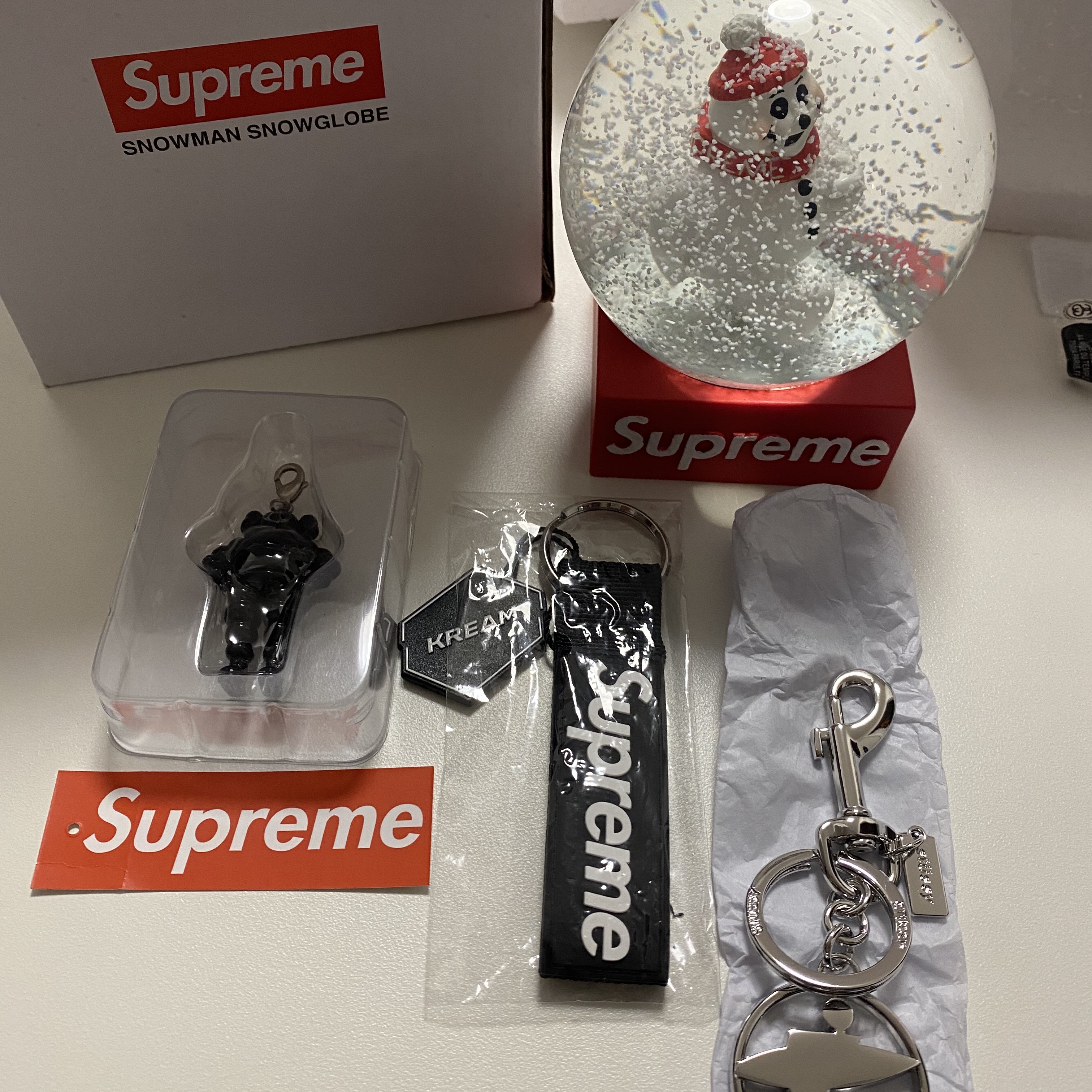 Kaws Tokyo First Chum Keychain Black, Supreme Snowman Snowglobe Red 착용 스타일