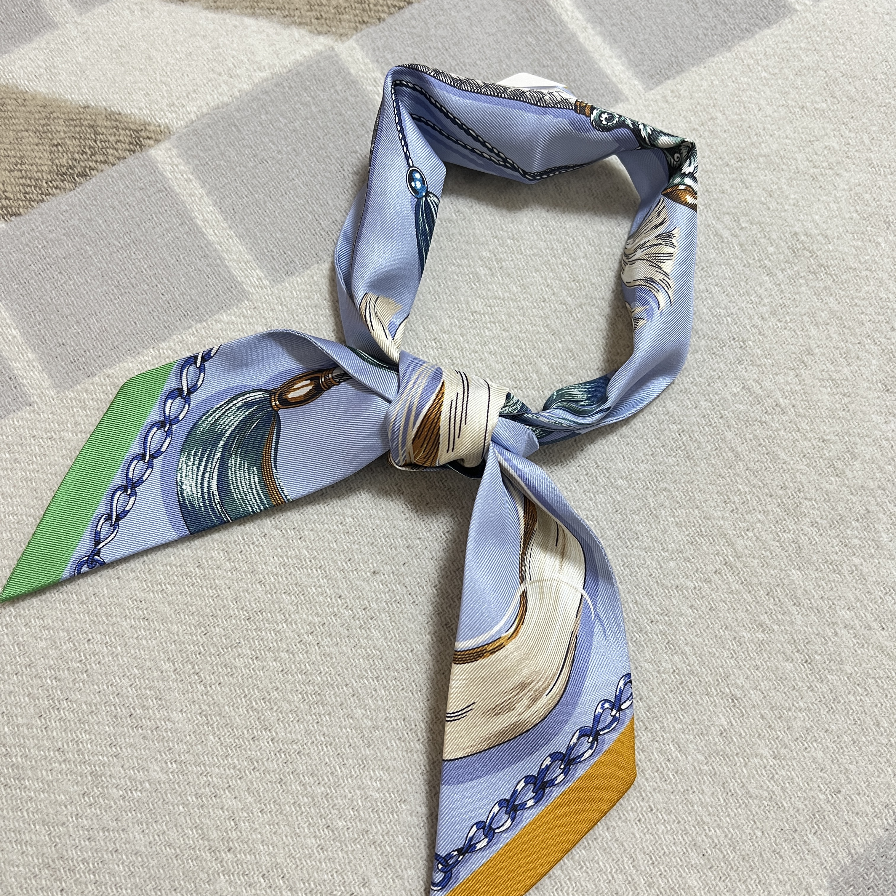 (W) Hermes Cavalcades Twilly Bleu Ciel Creme Vert 착용 스타일 - 1
