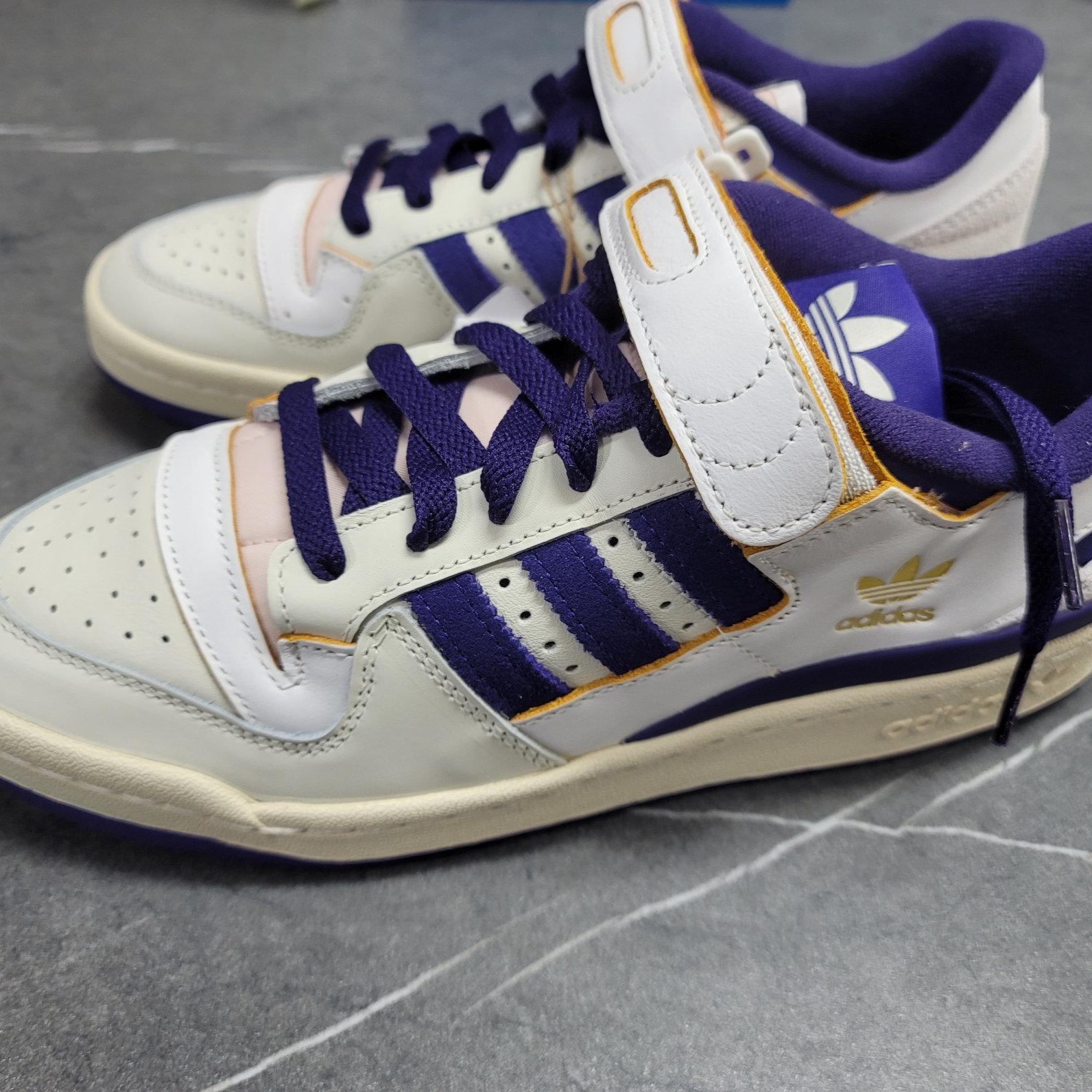 Adidas Forum 84 Low White Purple 착용 스타일 - 1