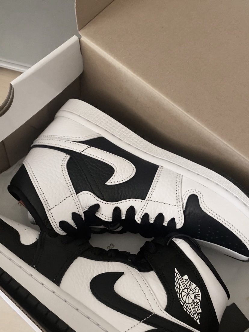 (W) Jordan 1 Mid SE Black White 착용 스타일 - 1