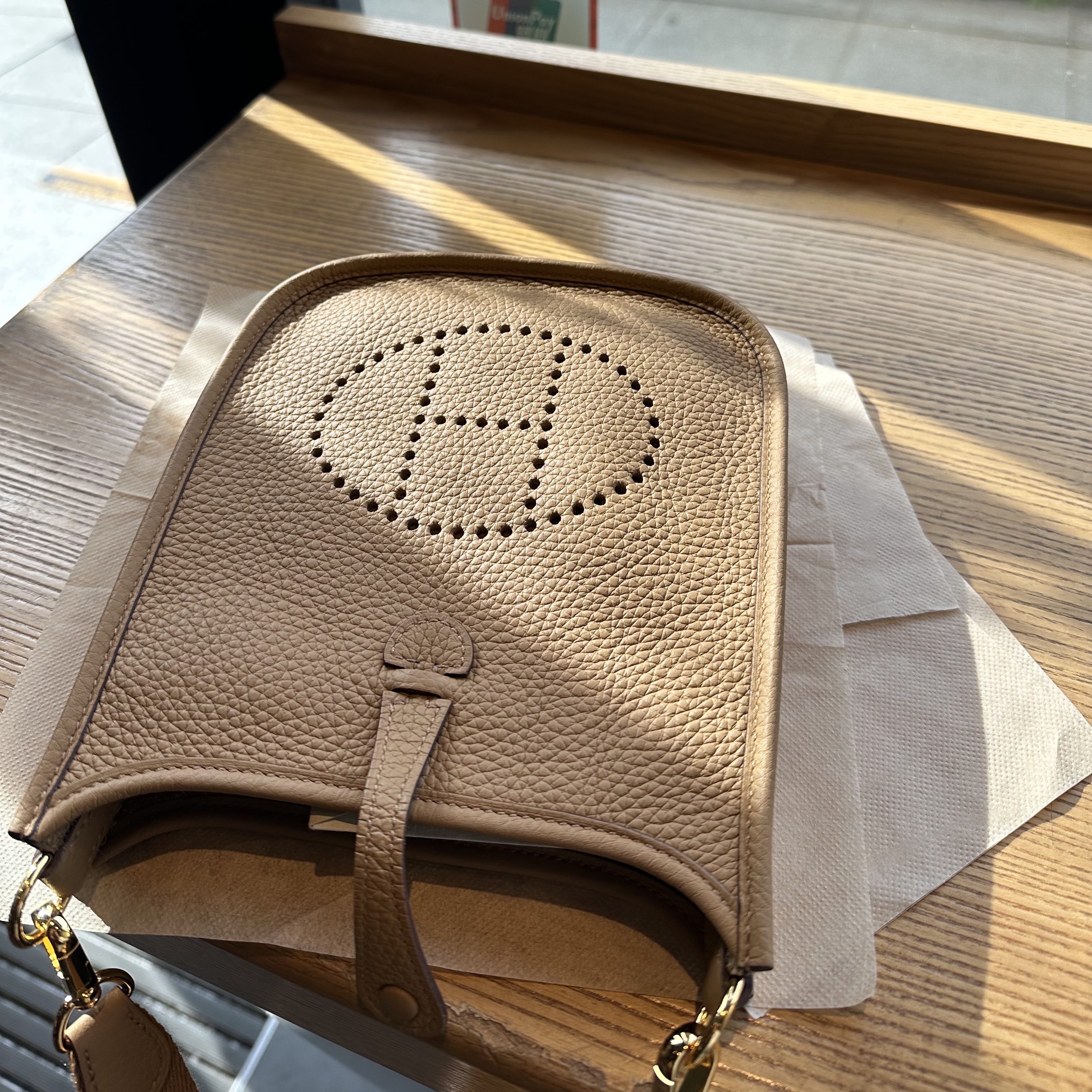 Hermes Evelyne 16 Amazone Bag Clemence & Gold Biscuit 착용 스타일 - 2