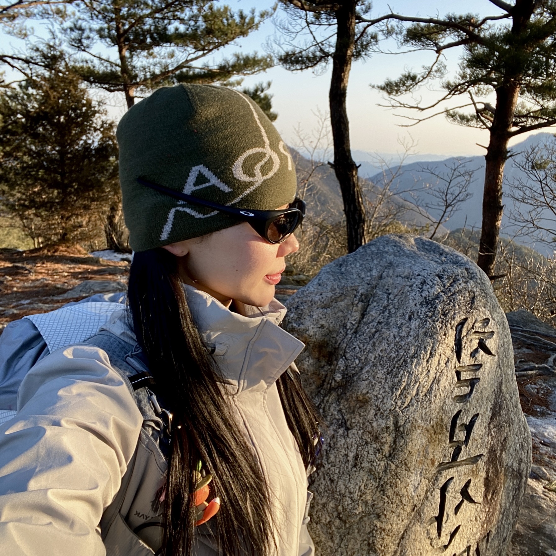 로아 하이킹 비니 로고 다크 그린, 오클리 아이 자켓 리덕스 매트 블랙 프레임 프리즘 그레이 렌즈 하이 브릿지 핏 착용 스타일 - 1