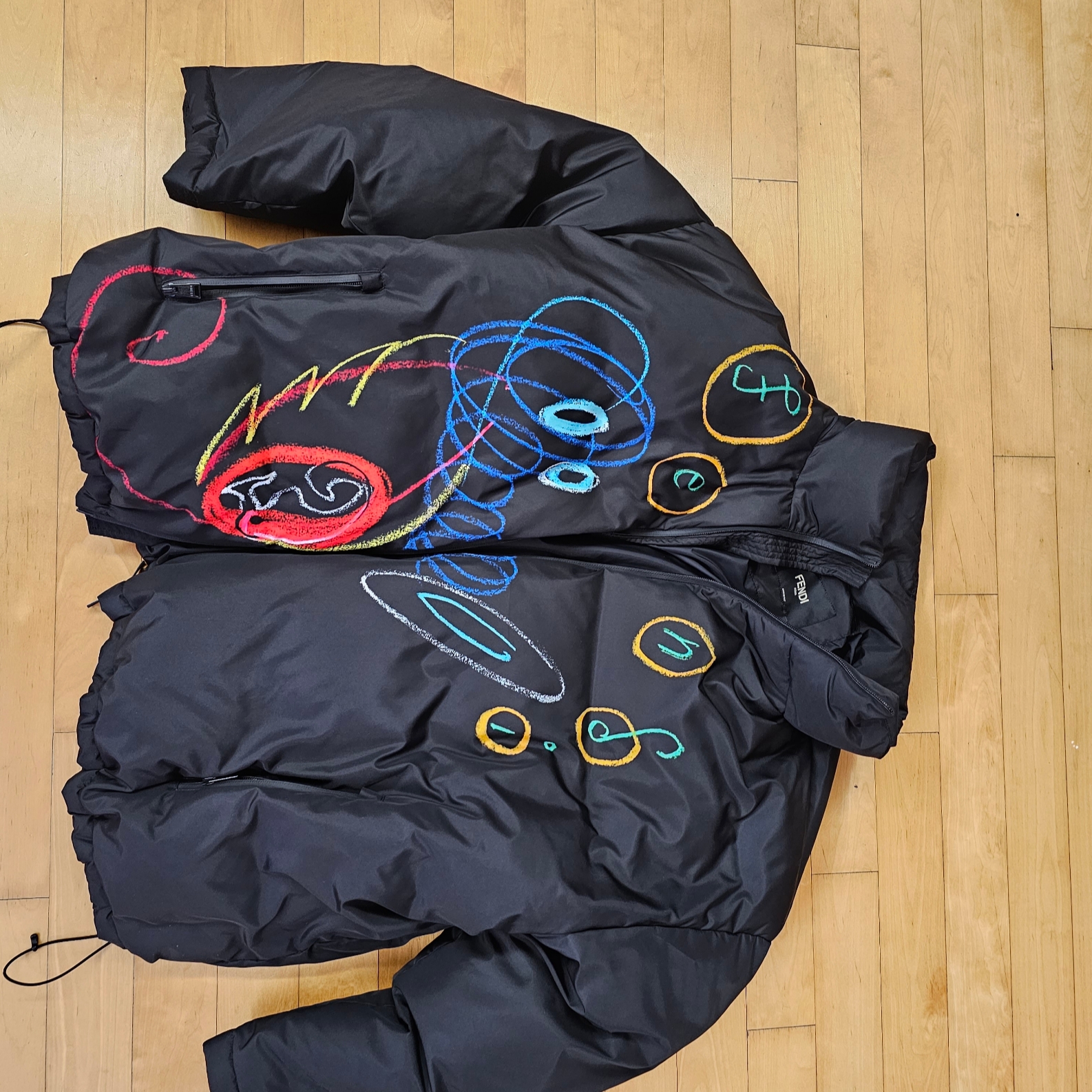Fendi Scribble Print Puffer Jacket Black Multicolor 착용 스타일 - 1