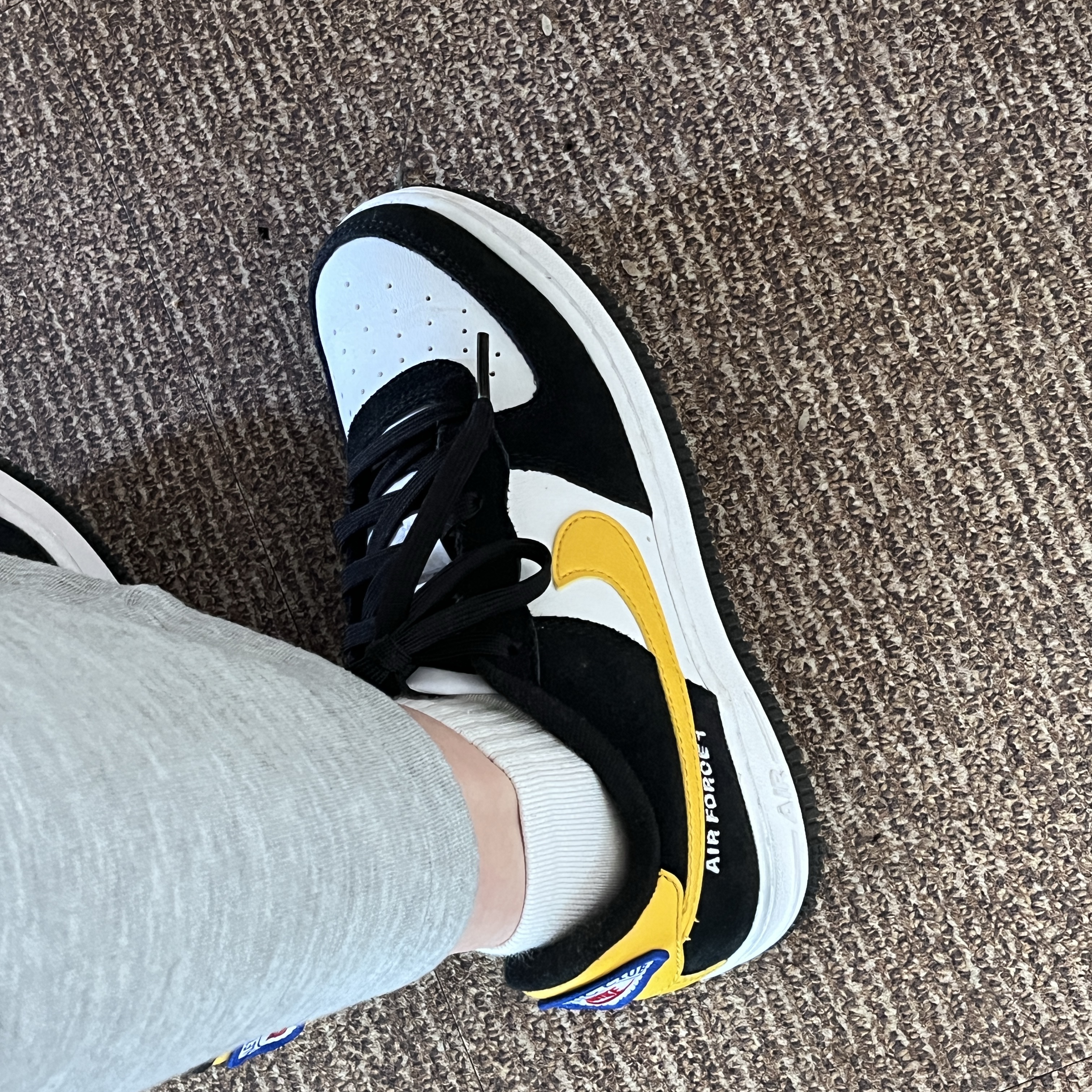 (GS) Nike Air Force 1 LV8 Athletic Club Black Dark Sulfur 착용 스타일 - 1