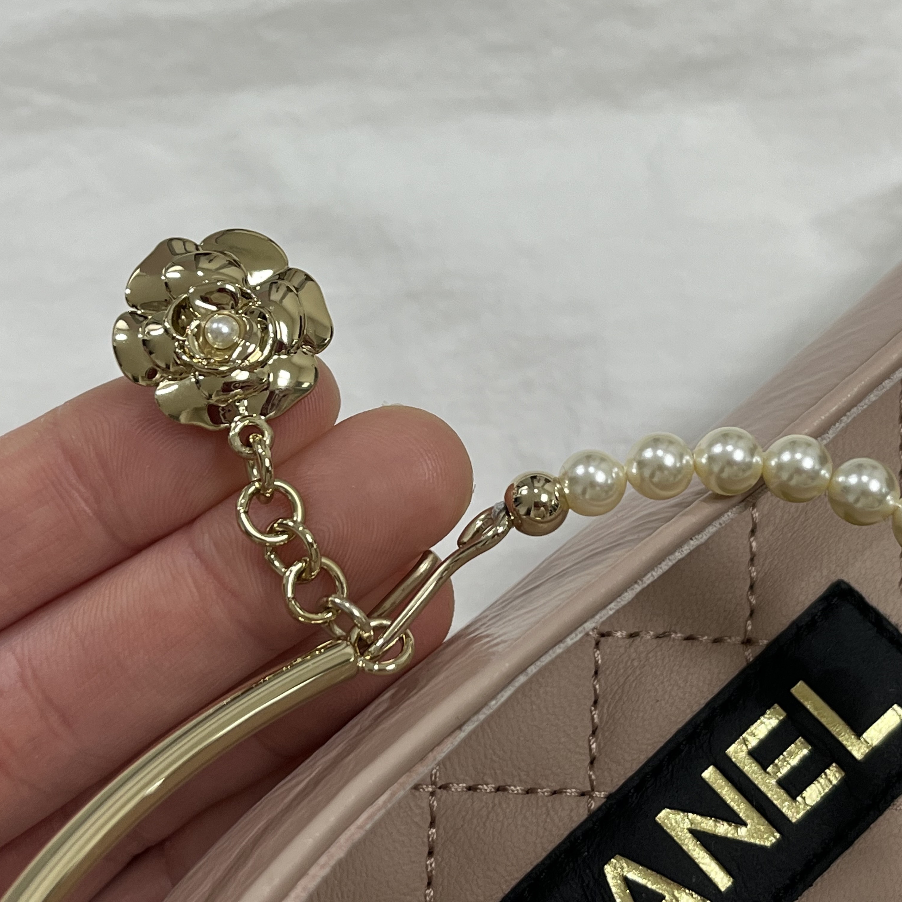 (W) Chanel Ballerina Flat Shiny Lambskin Metal Imitation Pearls & Light Pink Black 착용 스타일 - 3