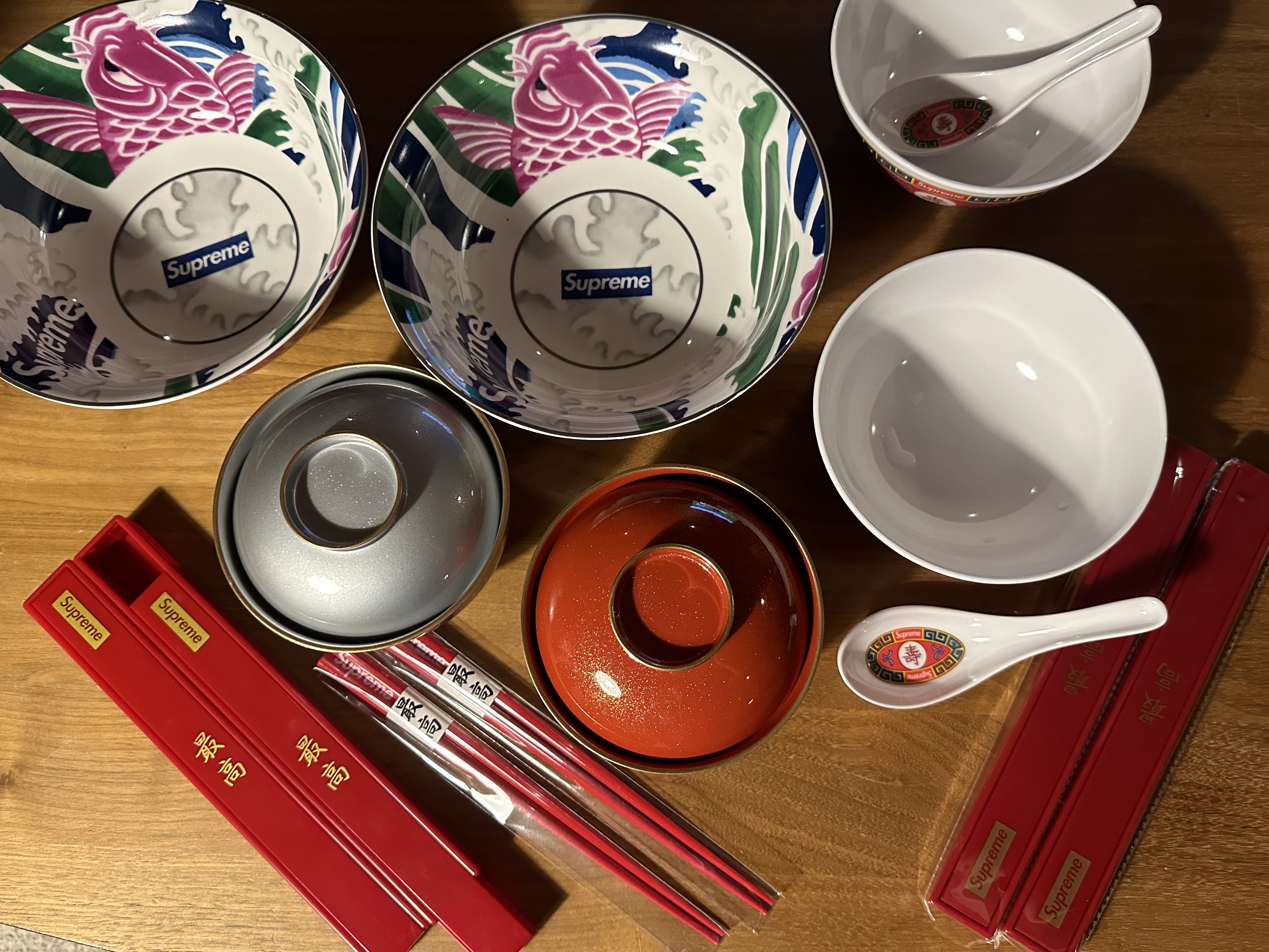 Supreme Zoni Glitter Bowl Silver - 23FW, Supreme Zoni Glitter Bowl Red - 23FW 착용 스타일 - 2
