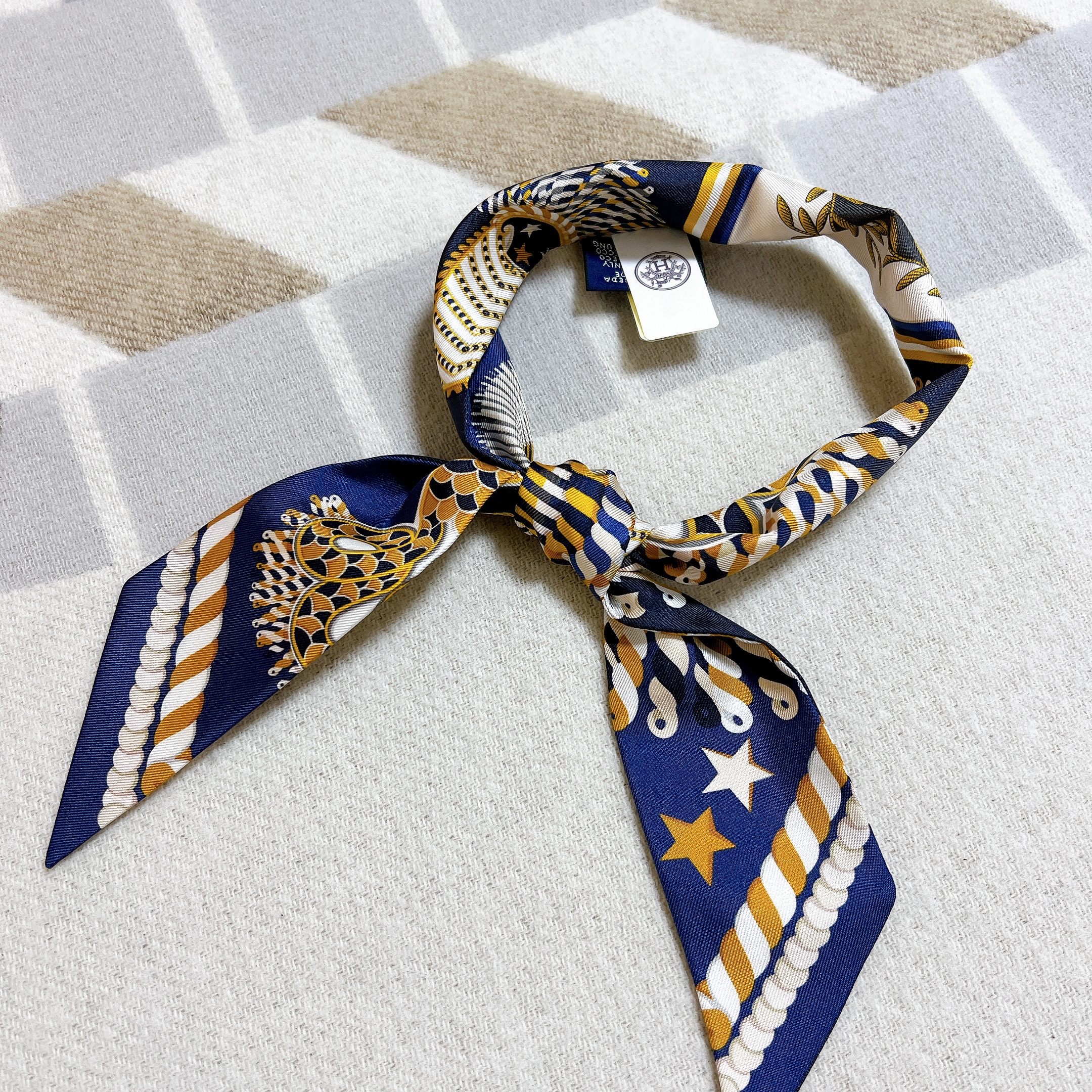 (W) Hermes Epaulettes De Gala Twilly Marine Gold Blanc 착용 스타일 - 1