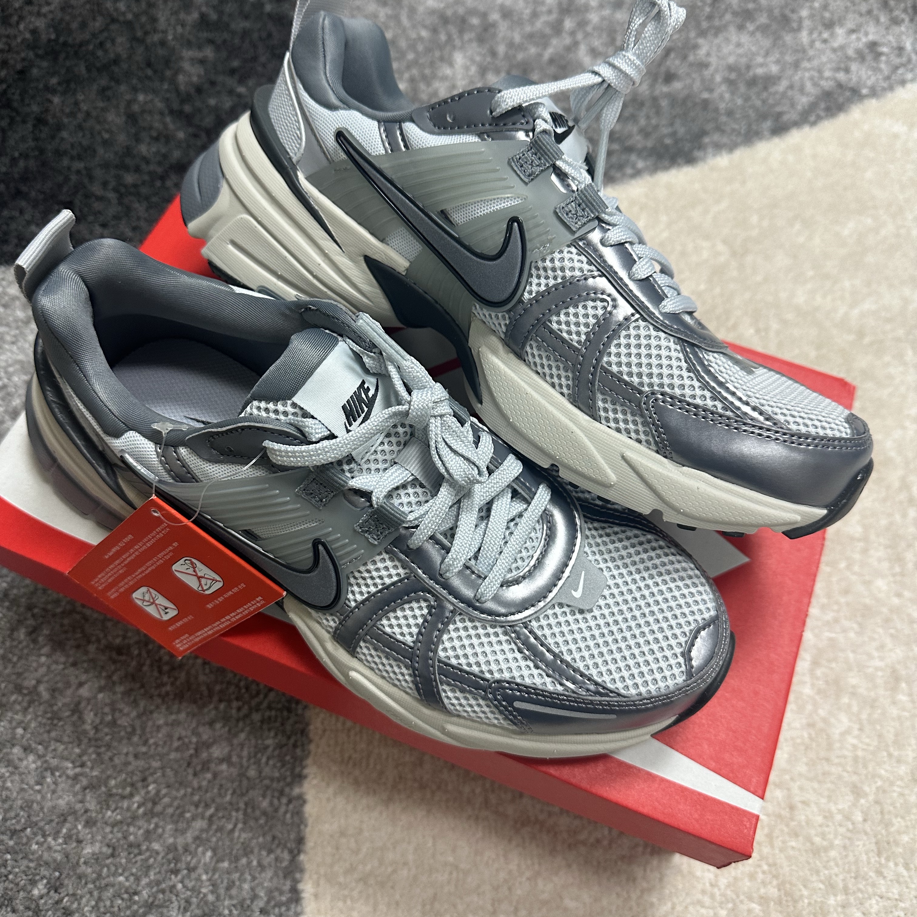 Nike V2K Run Pure Platinum Wolf Grey 착용 스타일