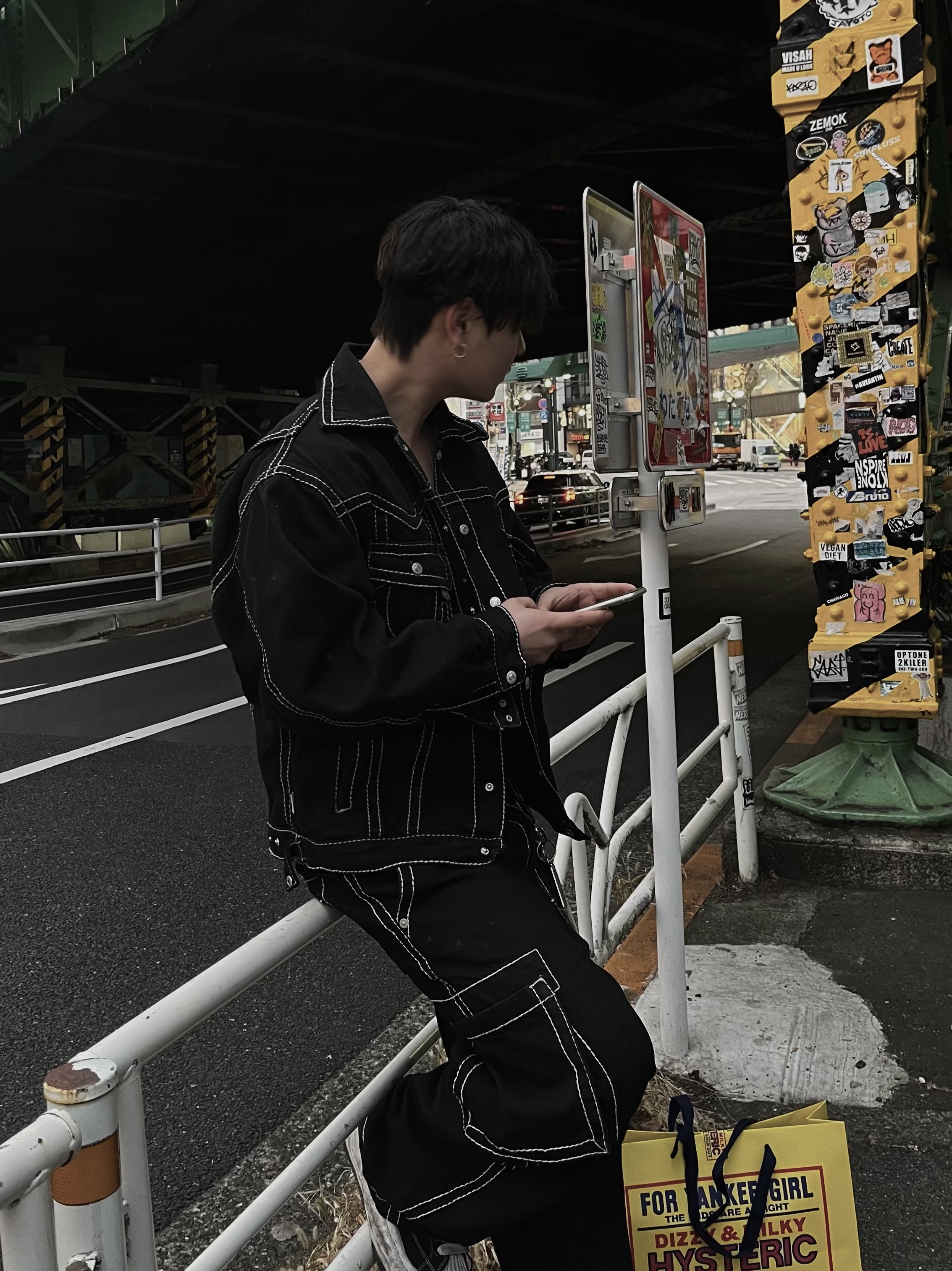 True Religion Classic Cargo Pants Mk-1 Black, True Religion Big T Origin Trucker Jacket Black 착용 스타일 - 1
