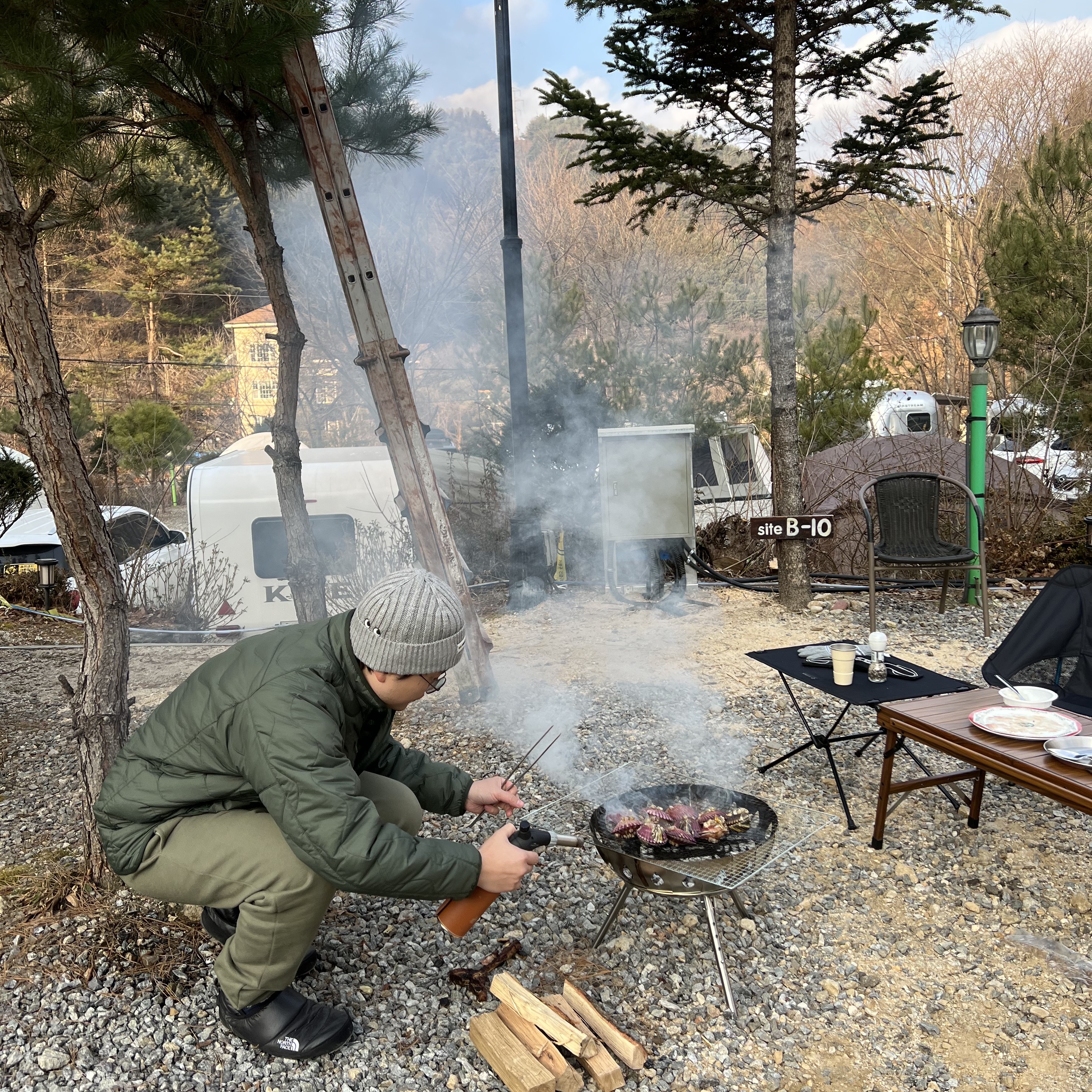 IAB Studio x Helinox Sweatpants Leaf Green, Helinox x Maison Kitsune Chair L MK Camo 착용 스타일 - 2