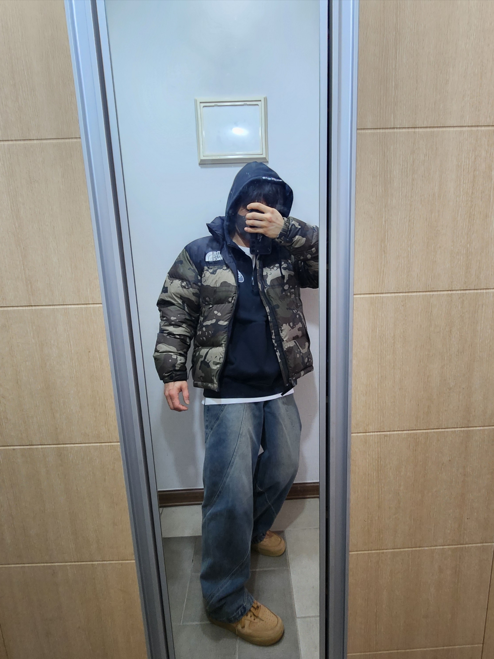 Nike Air Force 1 '07 WB Flax, The North Face 1996 Novelty Nuptse Jacket Woodland Camo 착용 스타일 - 2