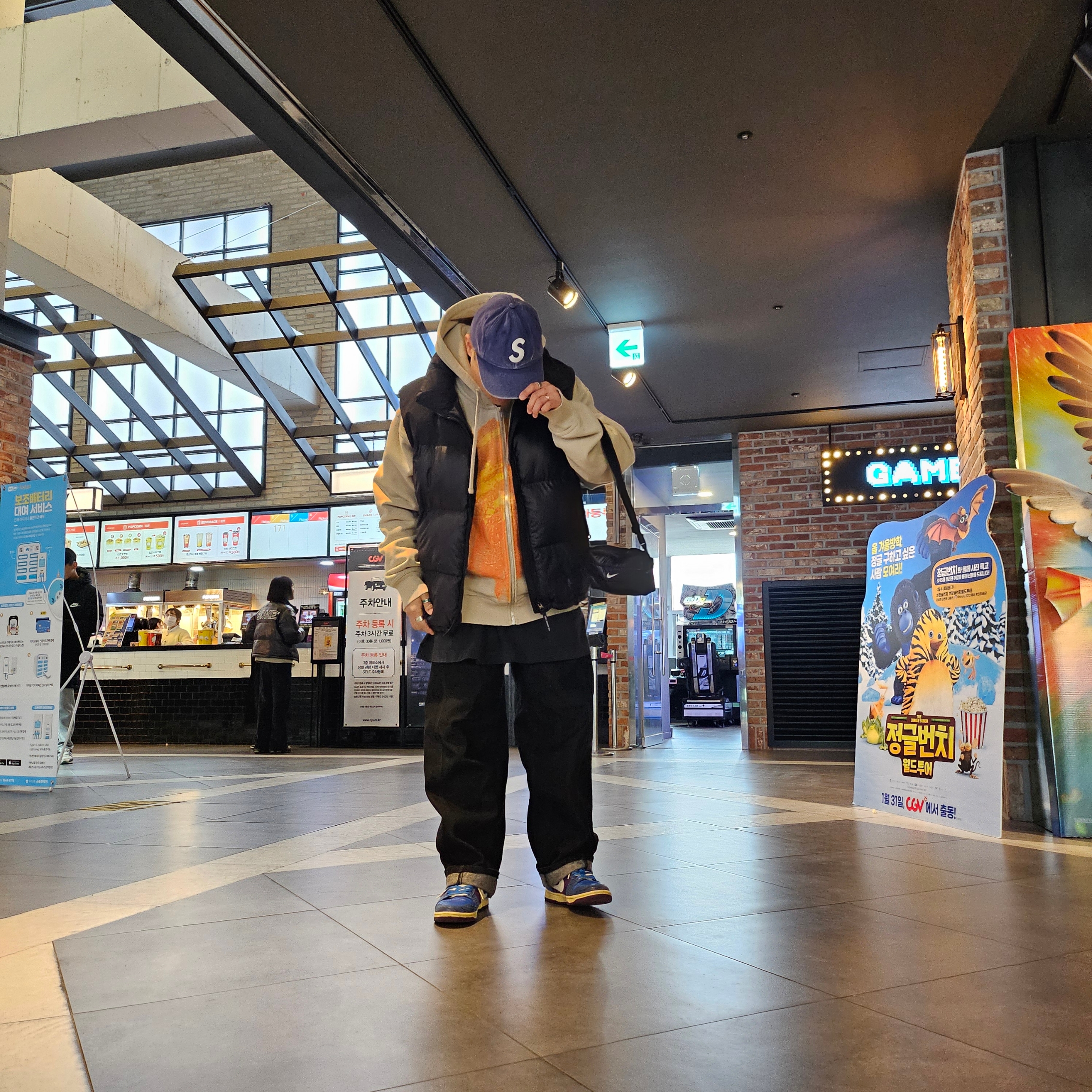 Stussy Web Zip Hoodie Khaki, The North Face Nuptse On Ball Vest Real Black 착용 스타일 - 5