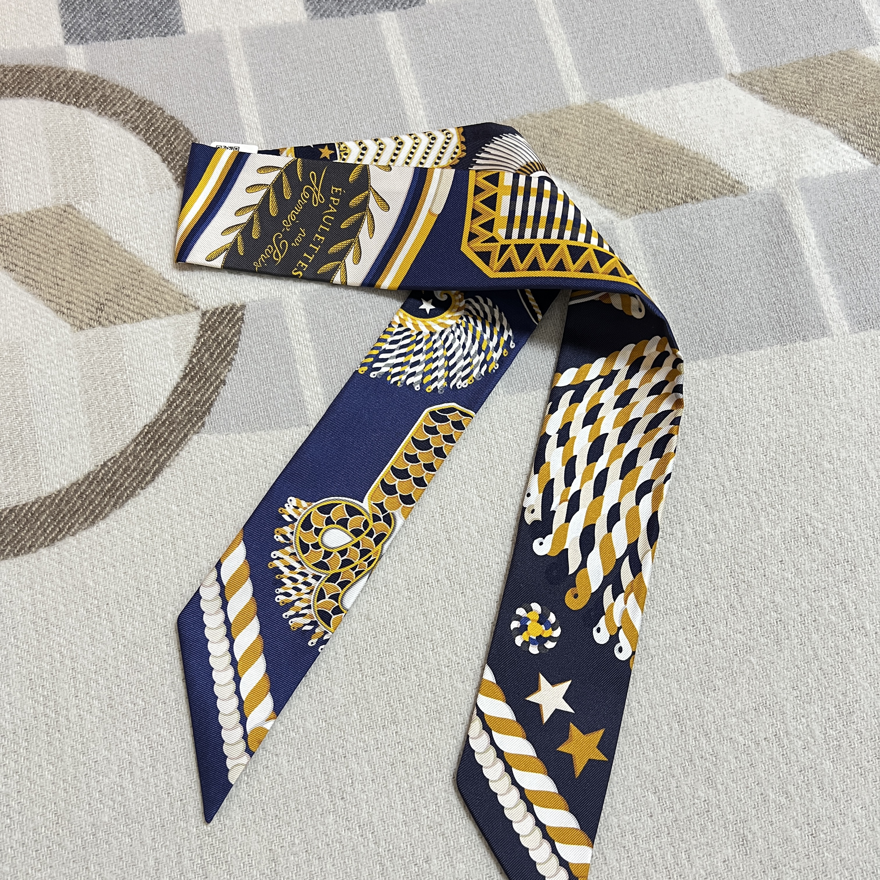 (W) Hermes Epaulettes De Gala Twilly Marine Gold Blanc 착용 스타일 - 4
