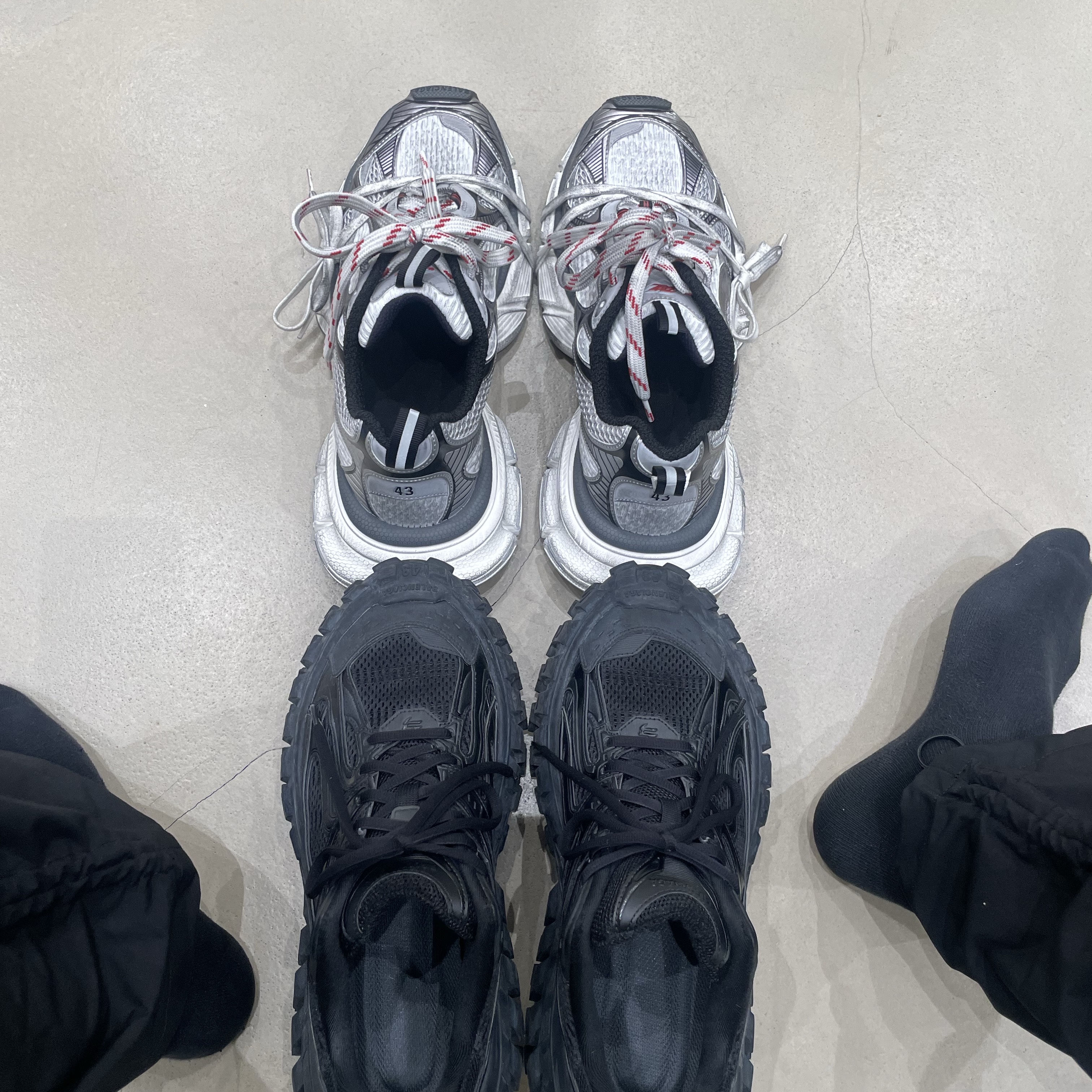 Balenciaga 3XL Sneakers Grey White Red 착용 스타일 - 2
