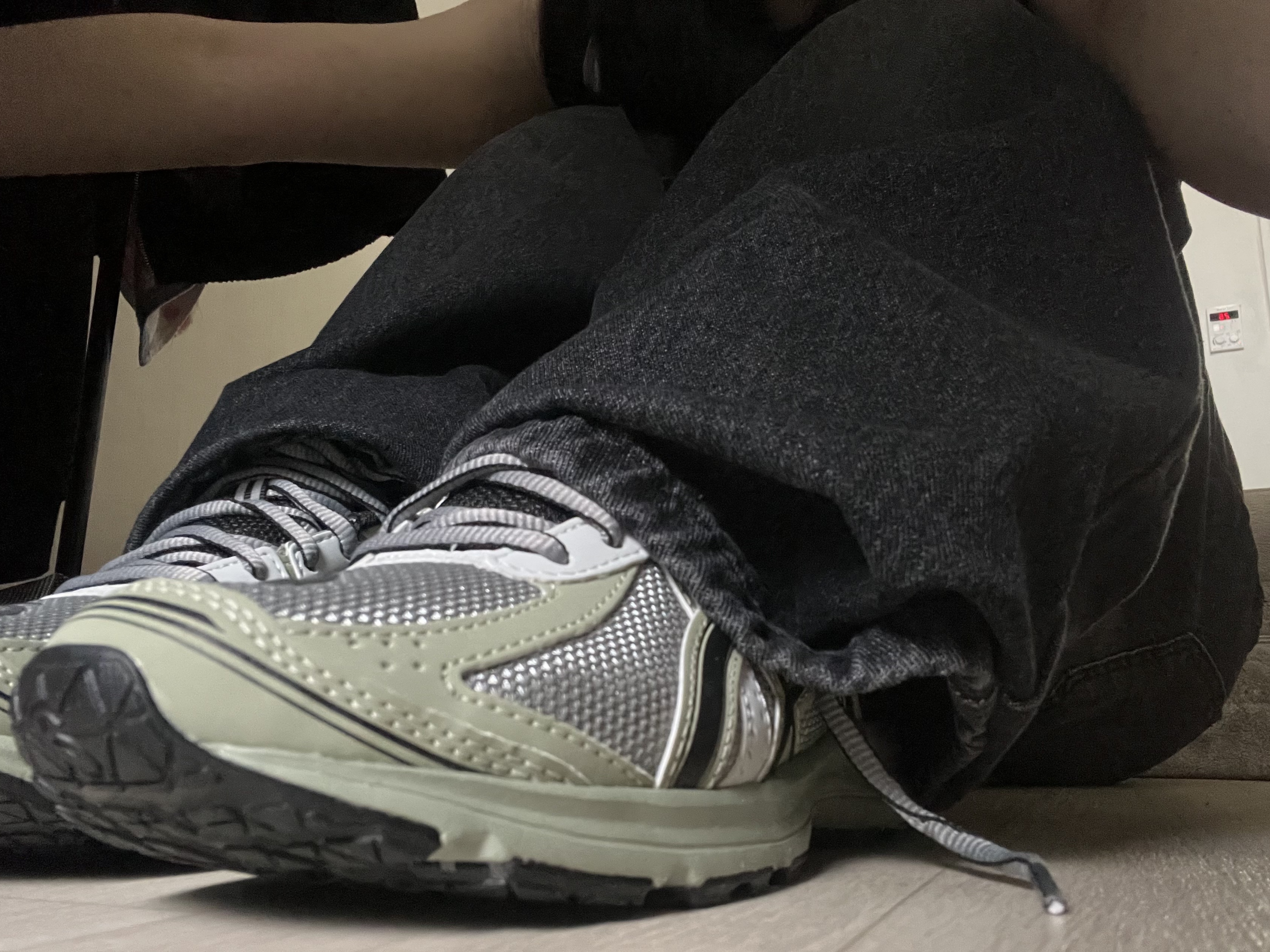 Asics Jog 100 S Sheet Rock - 2E Wide 착용 스타일 - 1