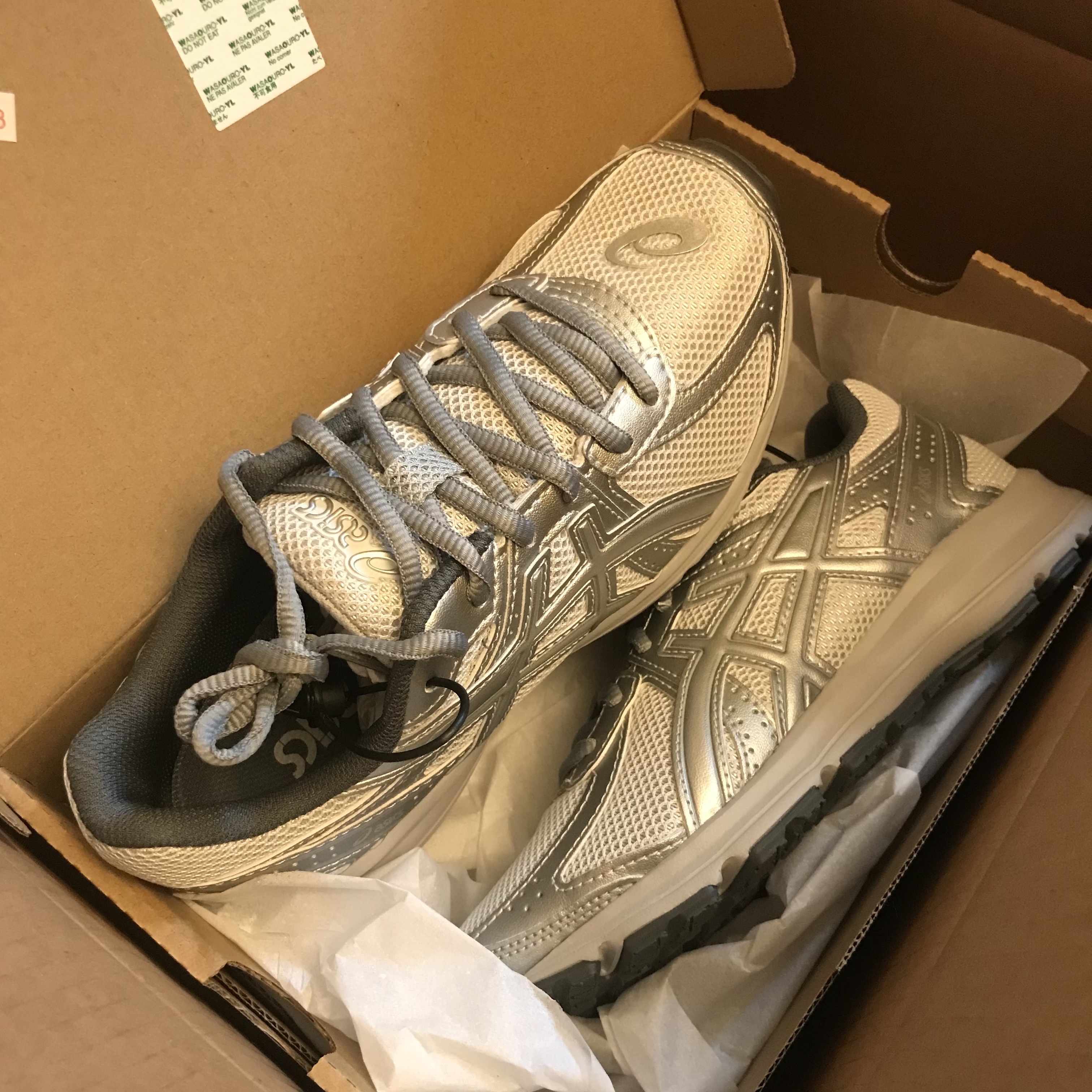 Asics Jog 100 S SMU Glacier Grey Pure Silver - 2E Wide 착용 스타일