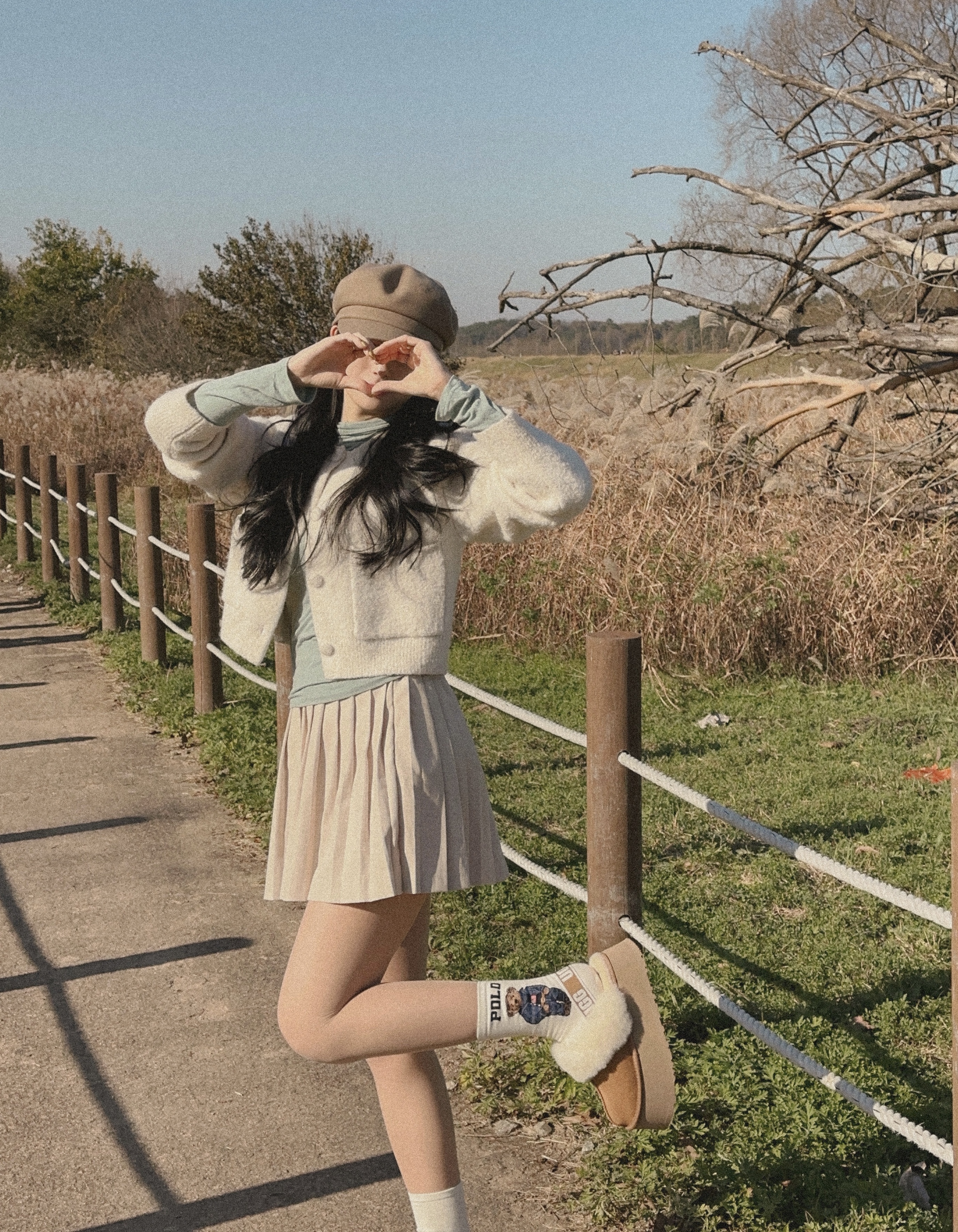 (W) UGG Funkette Slides Chestnut 착용 스타일 - 1