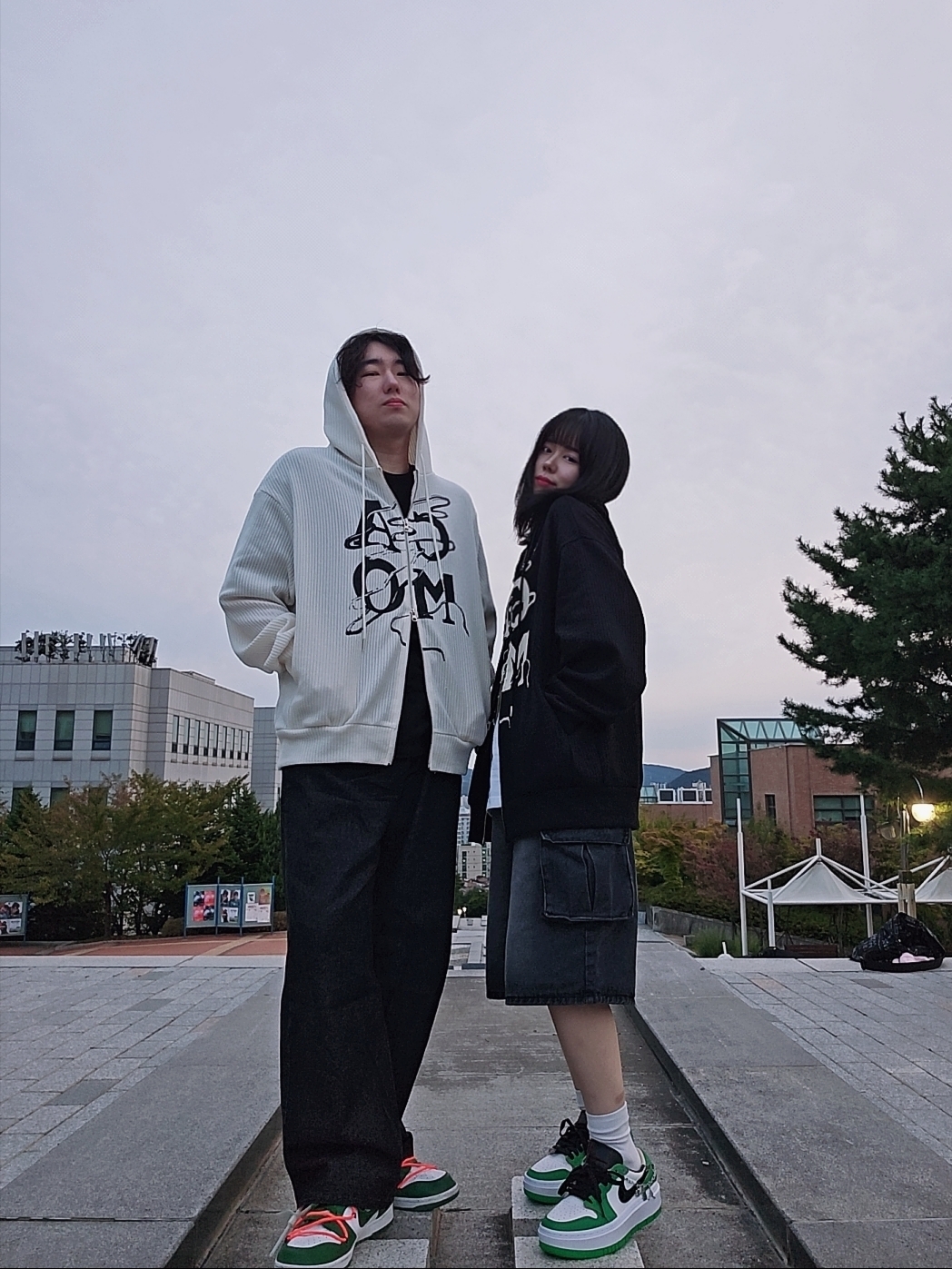 (W) Jordan 1 Elevate Low SE Lucky Green, LE SSERAFIM Oversized Bag 착용 스타일 - 2