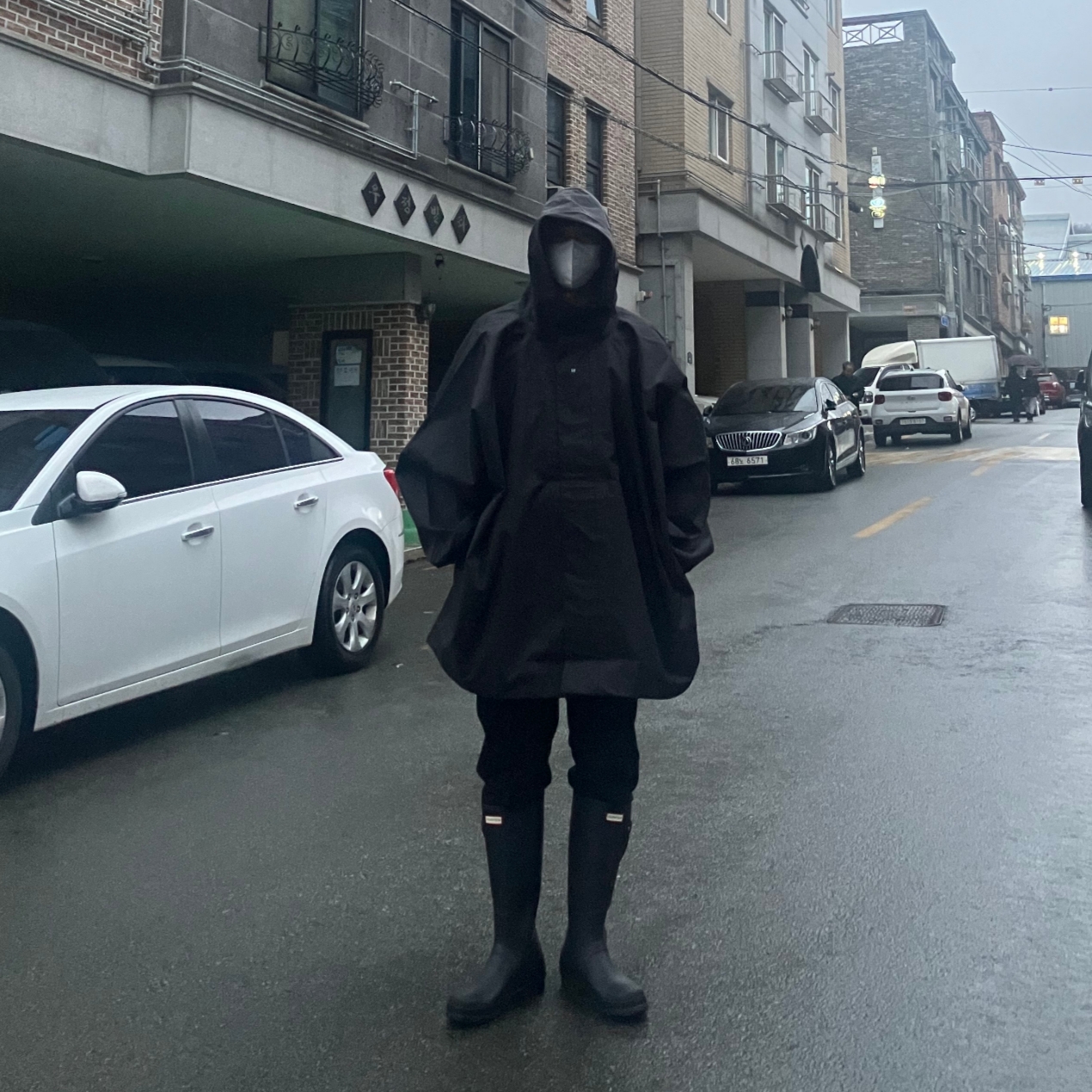 Yeezy Gap Engineered By Balenciaga T-Cut Parka Black, Hunter Original Tall Wellington Boots Black 착용 스타일