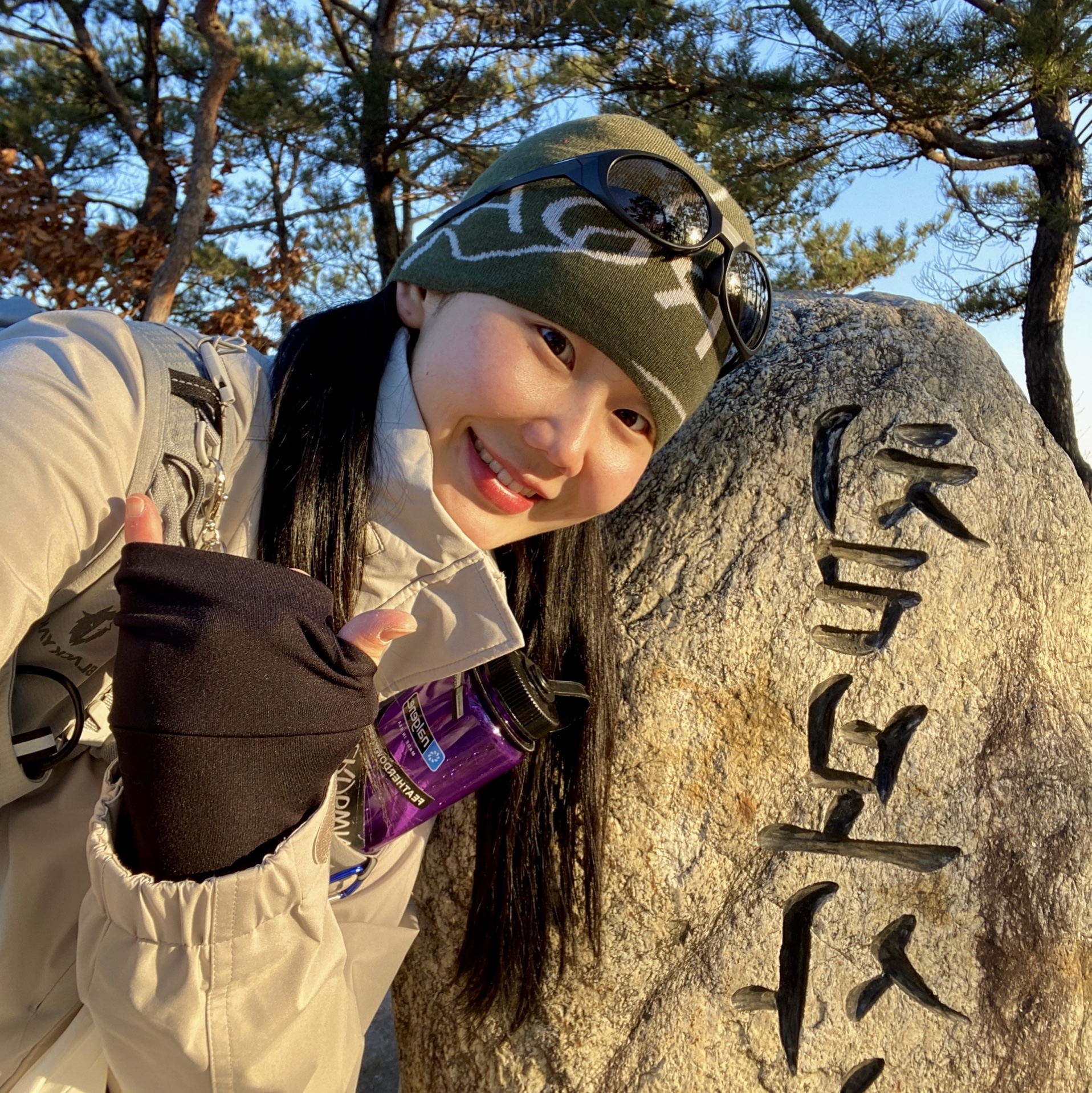 로아 하이킹 비니 로고 다크 그린, 오클리 아이 자켓 리덕스 매트 블랙 프레임 프리즘 그레이 렌즈 하이 브릿지 핏 착용 스타일 - 2