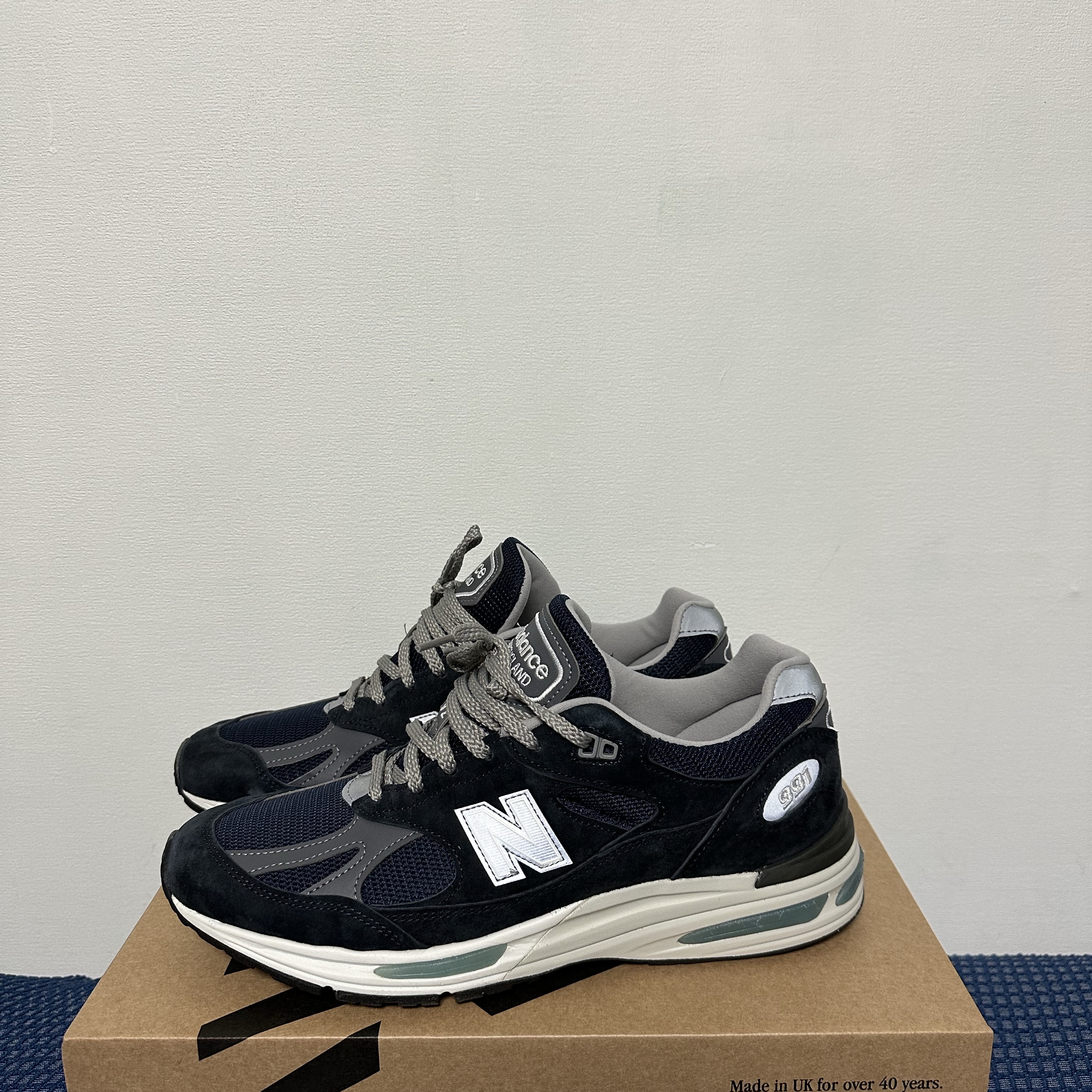New Balance 991v2 Made in UK Dark Navy Smoked Pearl 착용 스타일