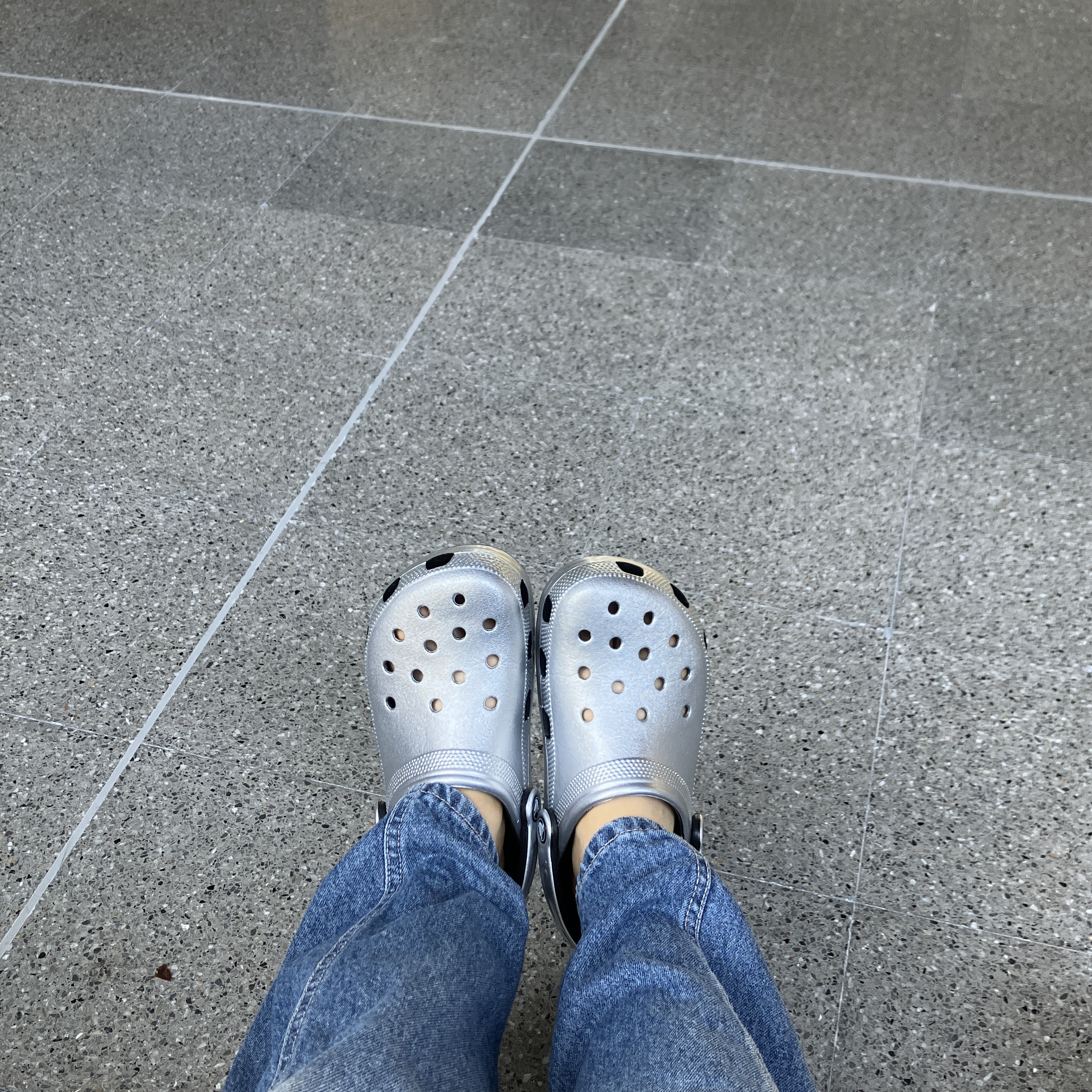 Crocs Classic Metallic Clog Silver 착용 스타일