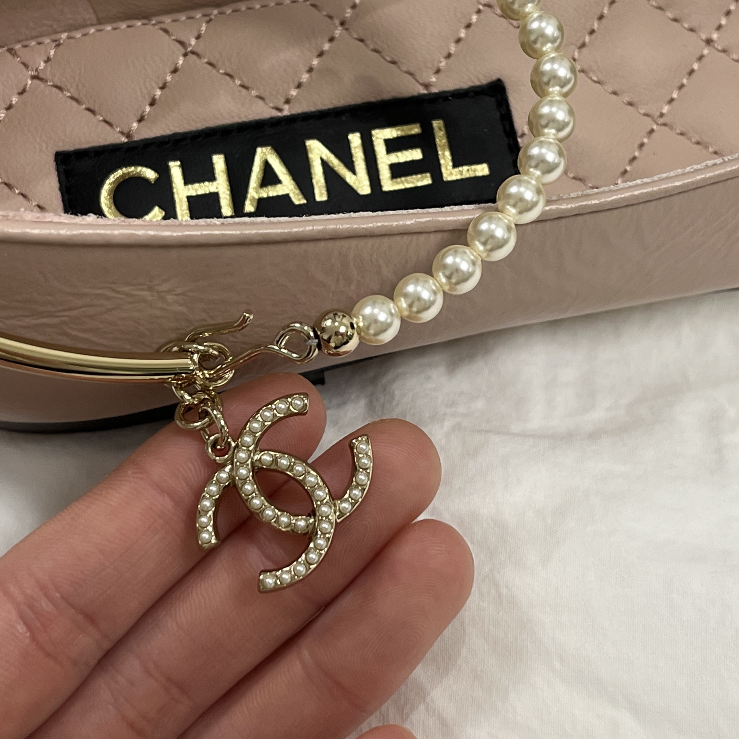 (W) Chanel Ballerina Flat Shiny Lambskin Metal Imitation Pearls & Light Pink Black 착용 스타일 - 4