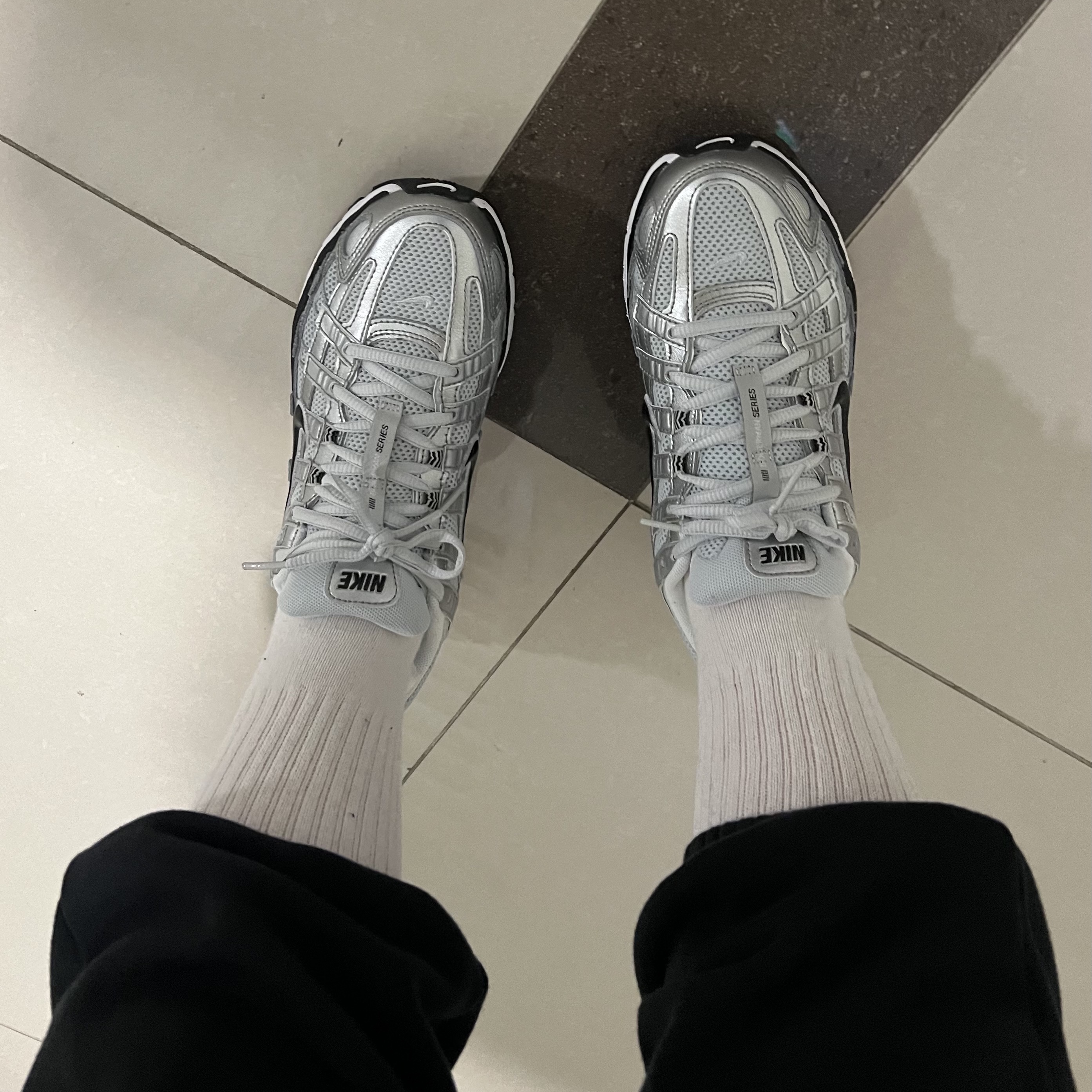 (W) Nike P-6000 White Metallic Silver 착용 스타일