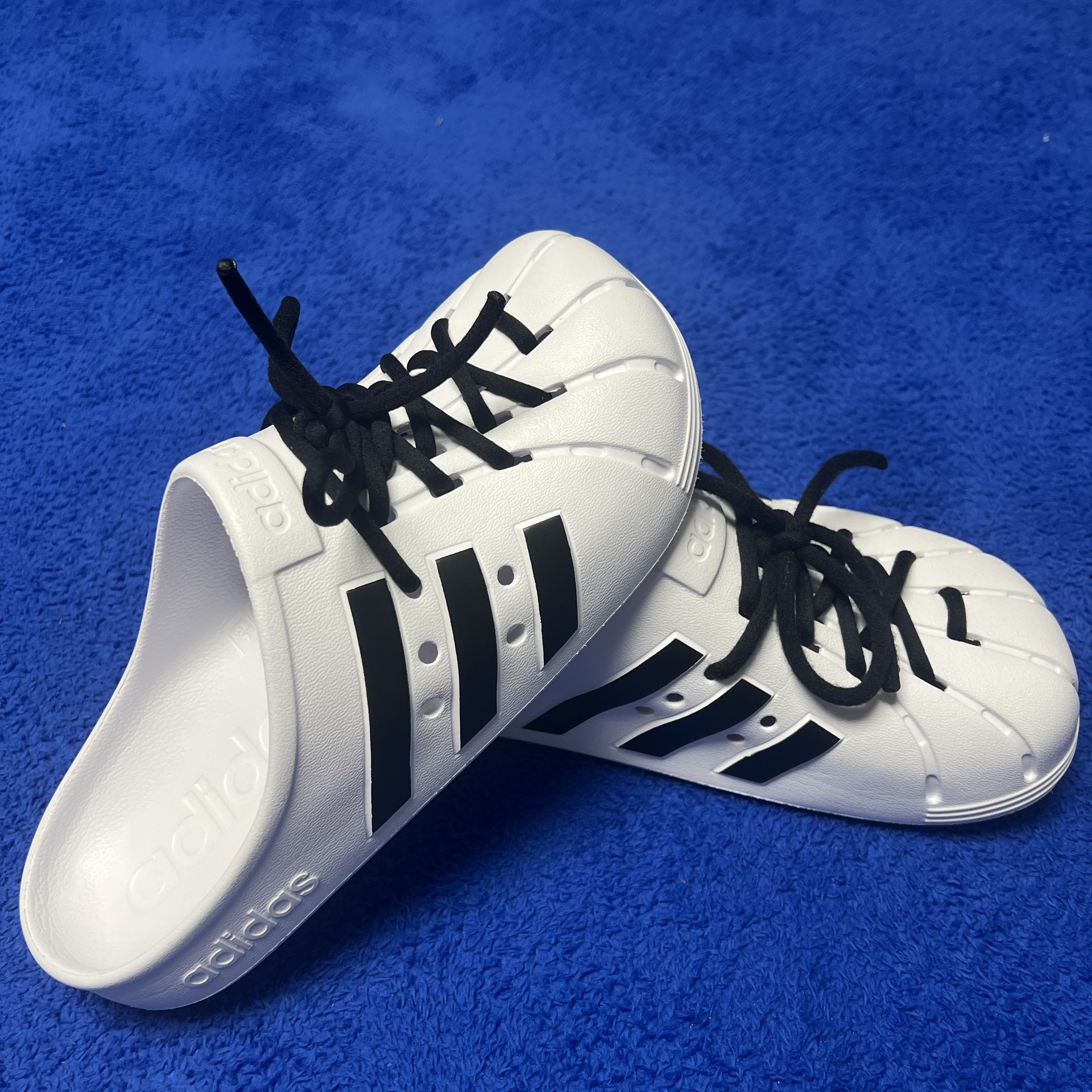 Adidas Adilette Clog White Black 착용 스타일 - 2