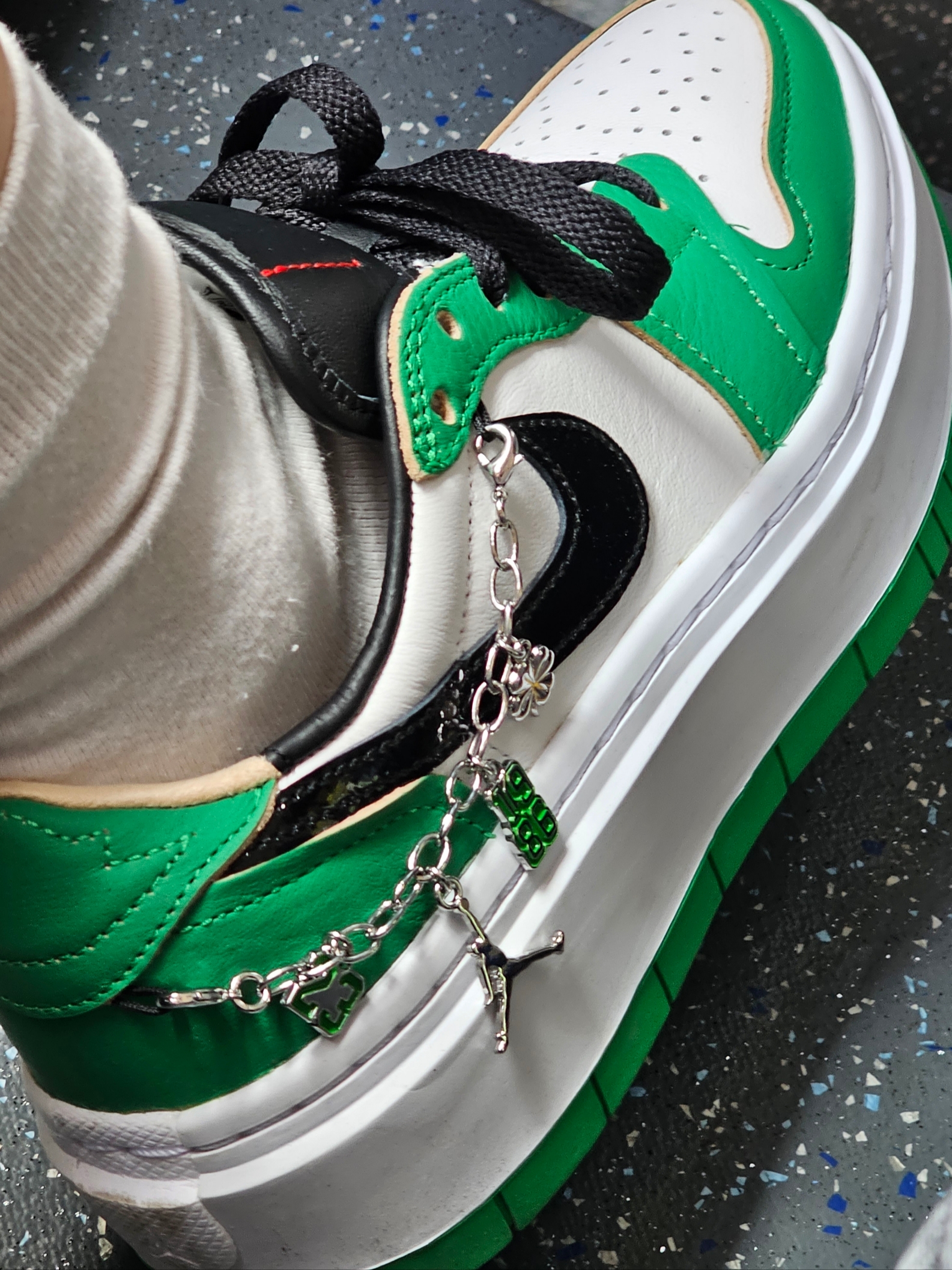 (W) Jordan 1 Elevate Low SE Lucky Green, LE SSERAFIM Oversized Bag 착용 스타일 - 5