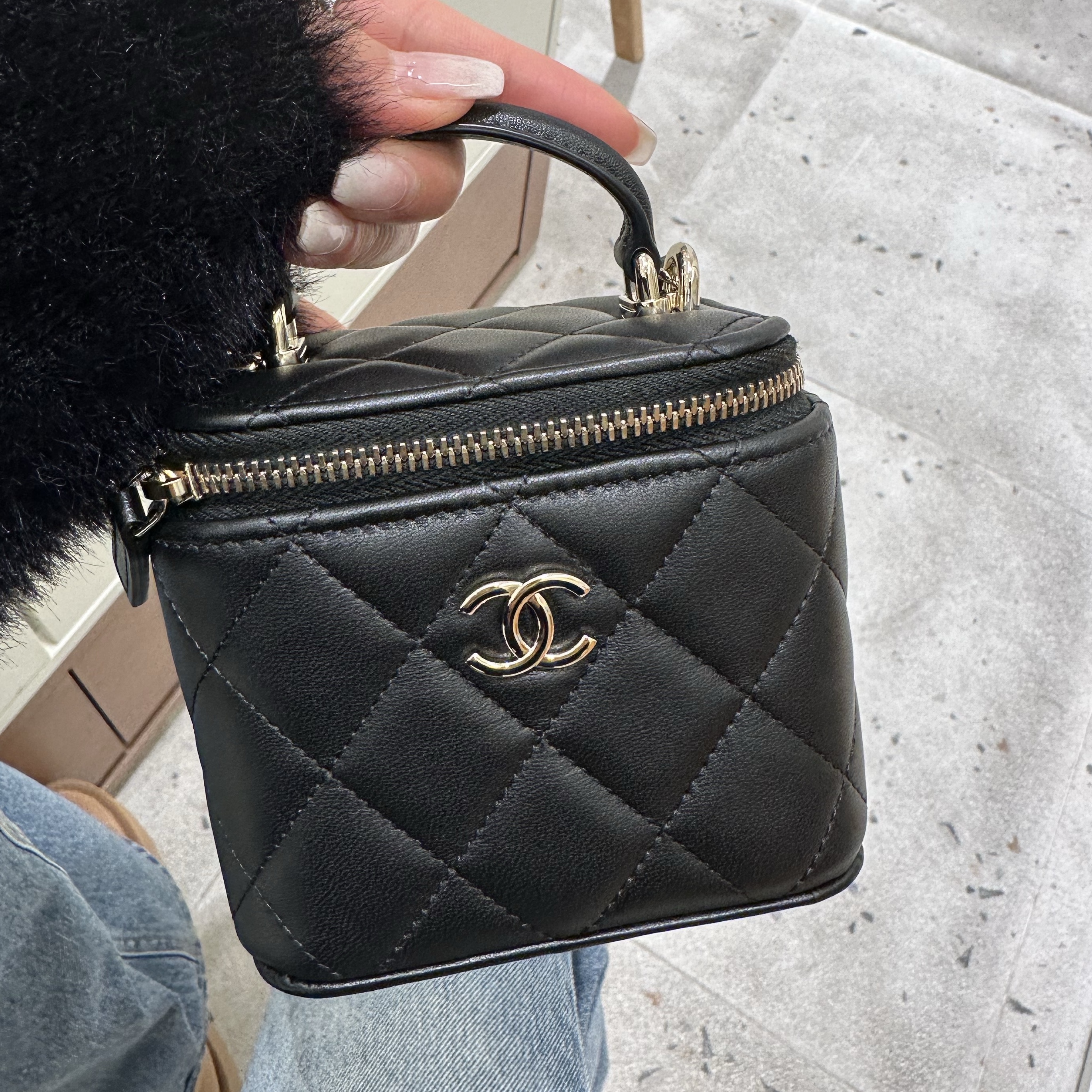 Chanel Small Vanity With Chain Lambskin & Gold Black 착용 스타일