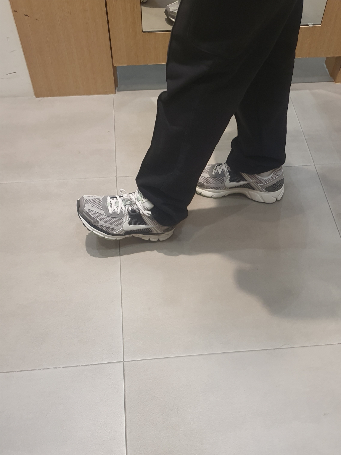 (W) Nike Zoom Vomero 5 Cobblestone and Flat Pewter 착용 스타일 - 3