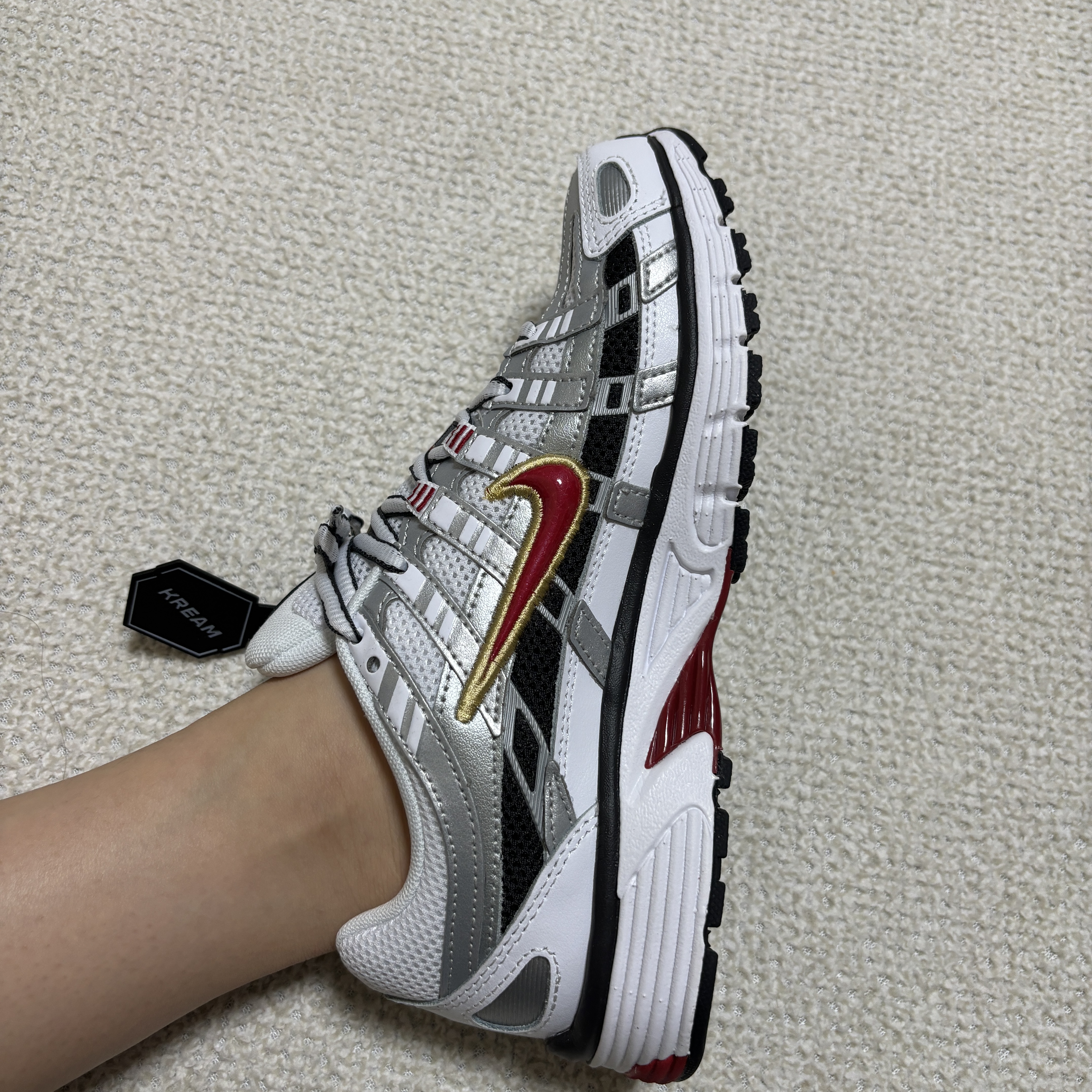 (W) Nike P-6000 Metallic Silver Red 착용 스타일 - 1