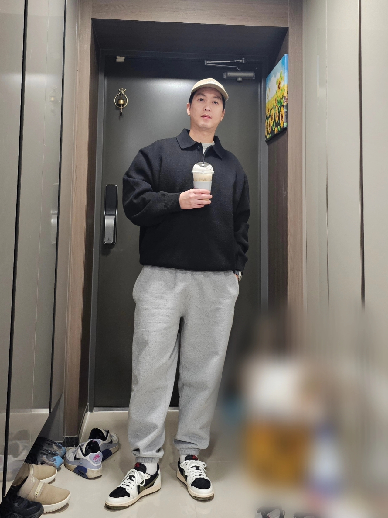 Essentials The Black Collection Knit Polo Black - 23SS, Nike NRG Solo Swoosh Fleece Pants Dark Grey Heather - Asia 착용 스타일 - 2