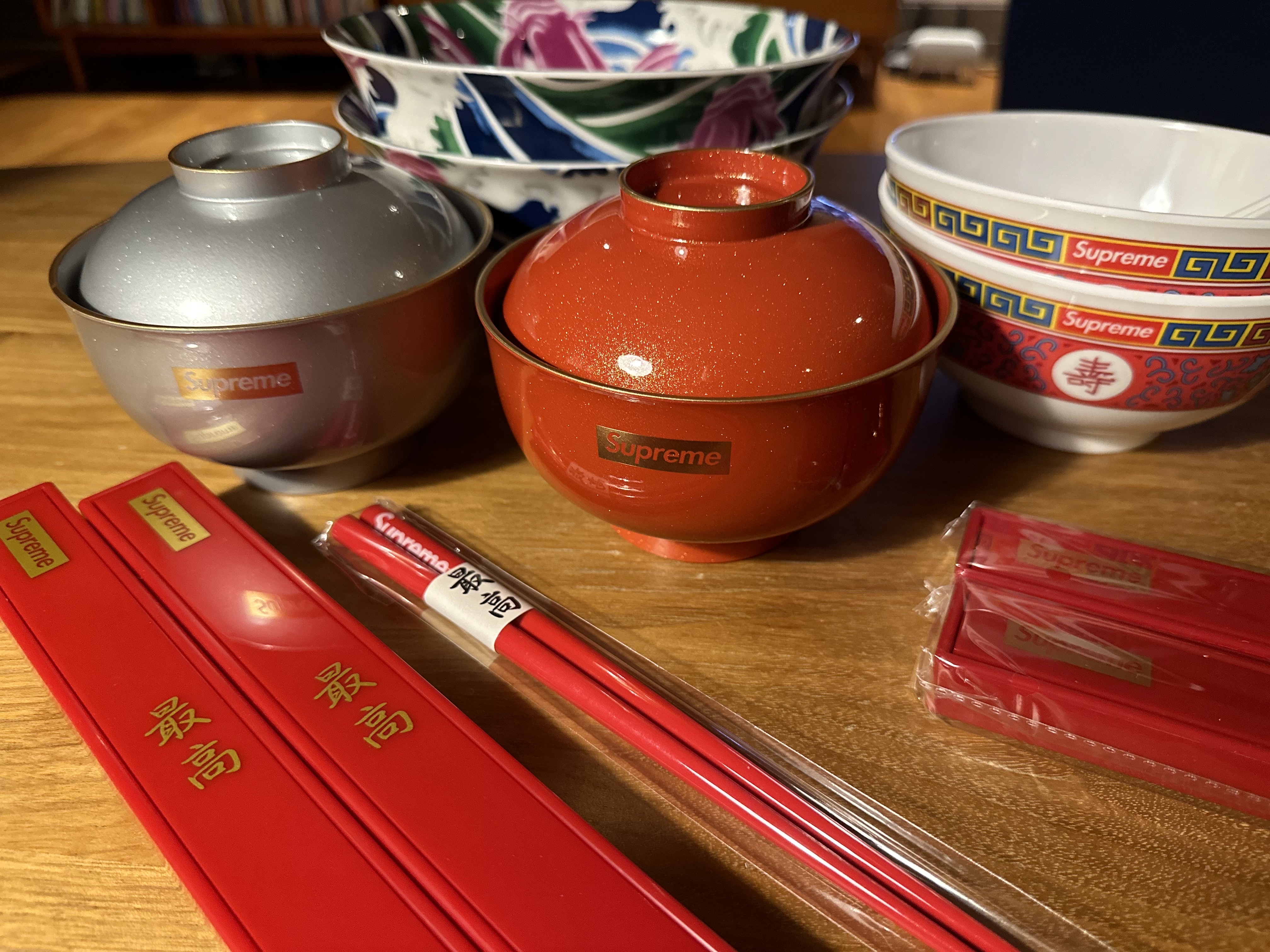 Supreme Zoni Glitter Bowl Silver - 23FW, Supreme Zoni Glitter Bowl Red - 23FW 착용 스타일 - 1